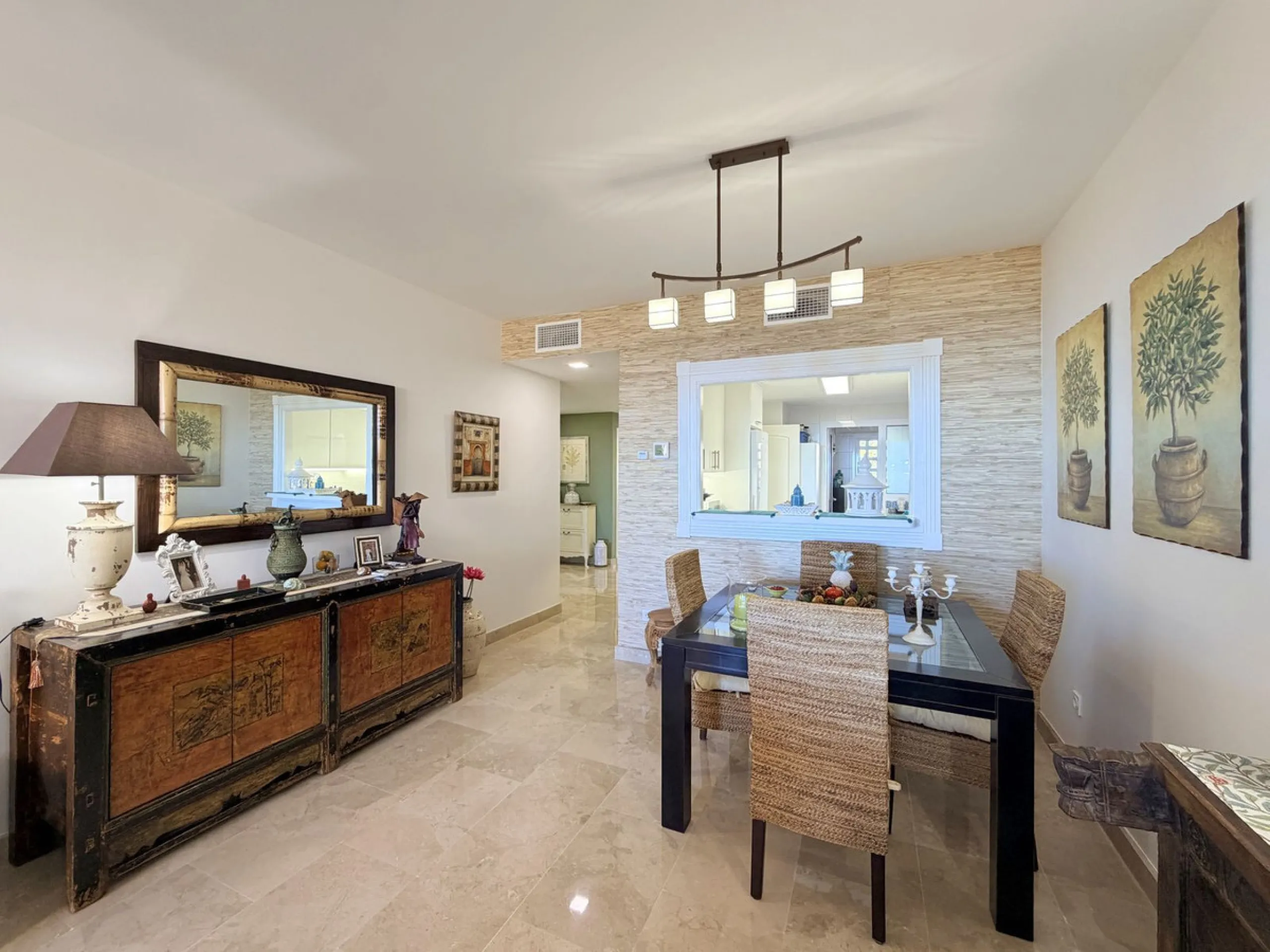 APARTMENT WITH SPACIOUS TERRACE AND STUNNING SEA VIEWS, MANILVA. Discover this magnificent 2-bedroom, 2-bathroom property located in a well-maintained and highly sought-after urbanization in Manilva, ideal both as a permanent residence or an investment. T