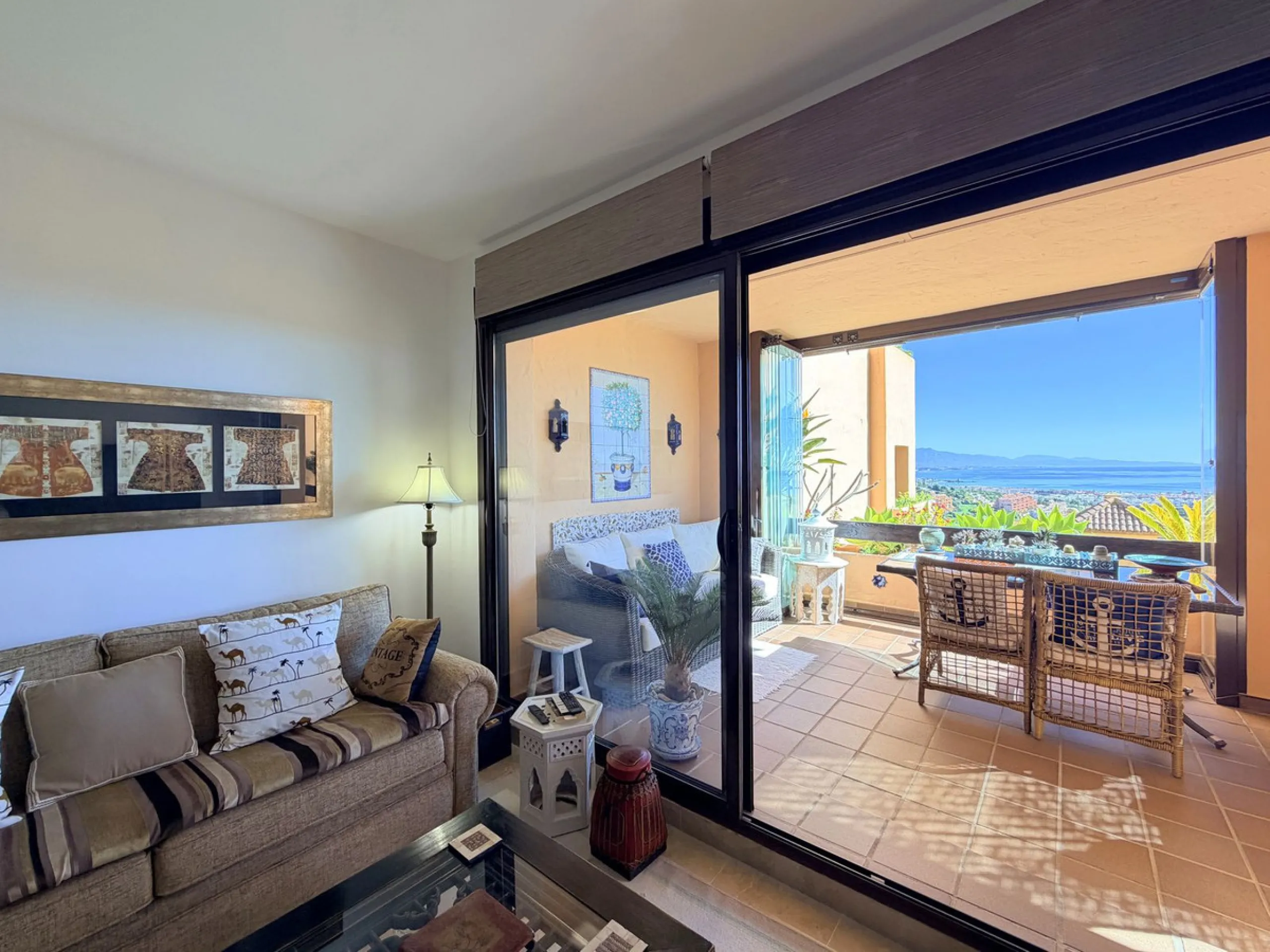 APARTMENT WITH SPACIOUS TERRACE AND STUNNING SEA VIEWS, MANILVA. Discover this magnificent 2-bedroom, 2-bathroom property located in a well-maintained and highly sought-after urbanization in Manilva, ideal both as a permanent residence or an investment. T