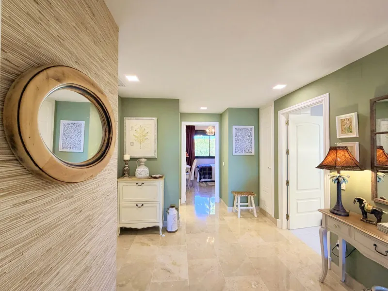 APARTMENT WITH SPACIOUS TERRACE AND STUNNING SEA VIEWS, MANILVA. Discover this magnificent 2-bedroom, 2-bathroom property located in a well-maintained and highly sought-after urbanization in Manilva, ideal both as a permanent residence or an investment. T