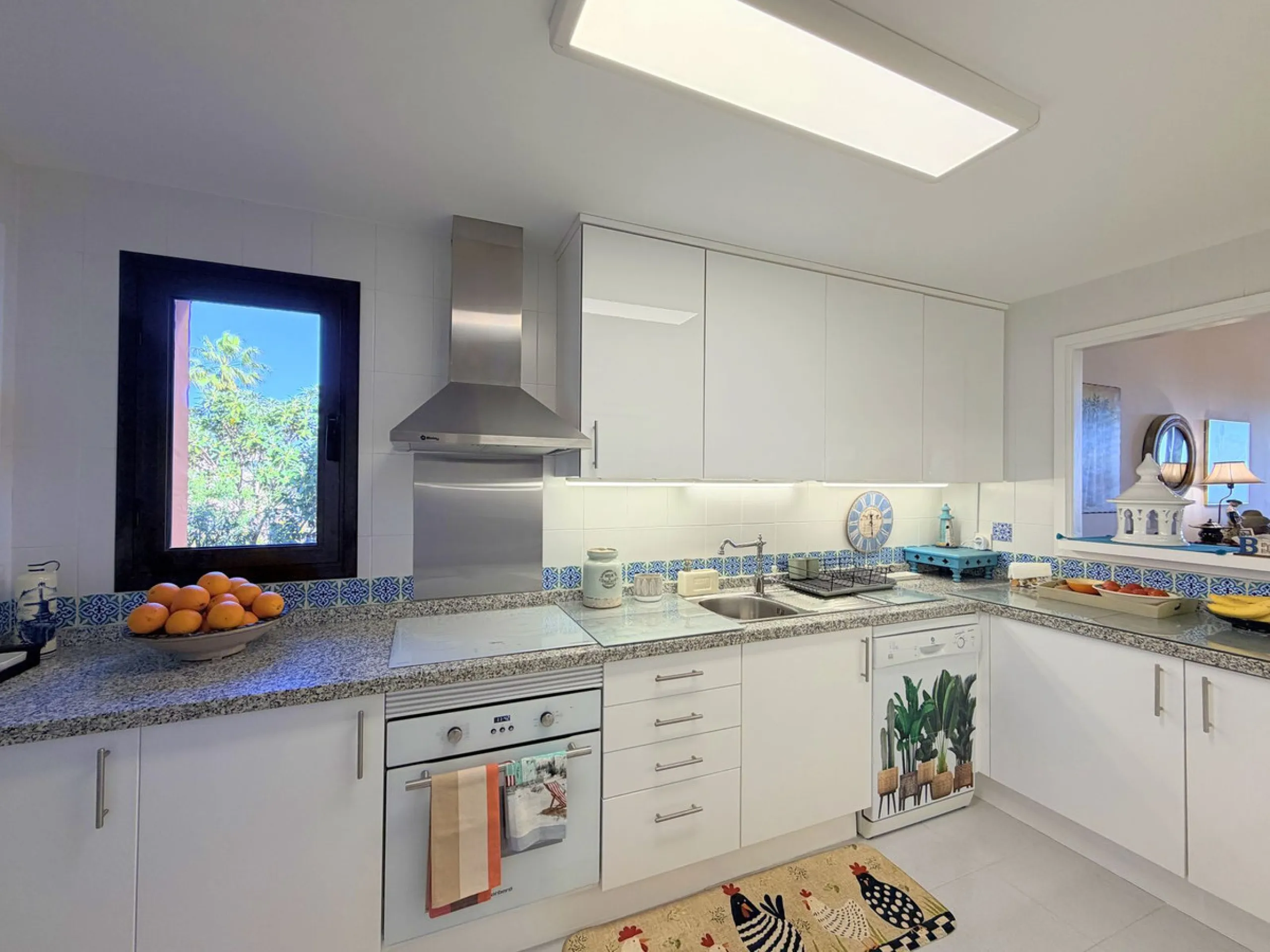 APARTMENT WITH SPACIOUS TERRACE AND STUNNING SEA VIEWS, MANILVA. Discover this magnificent 2-bedroom, 2-bathroom property located in a well-maintained and highly sought-after urbanization in Manilva, ideal both as a permanent residence or an investment. T