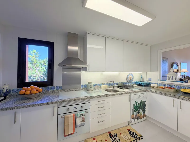 APARTMENT WITH SPACIOUS TERRACE AND STUNNING SEA VIEWS, MANILVA. Discover this magnificent 2-bedroom, 2-bathroom property located in a well-maintained and highly sought-after urbanization in Manilva, ideal both as a permanent residence or an investment. T