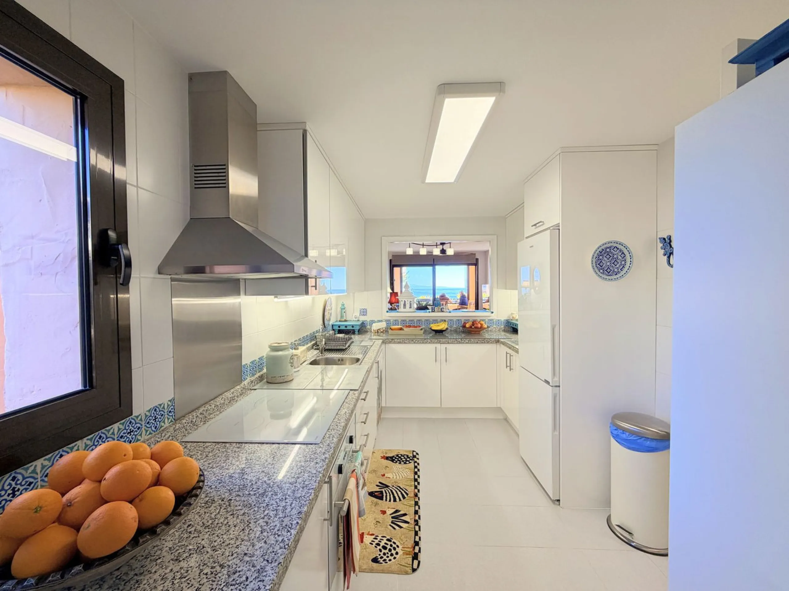 APARTMENT WITH SPACIOUS TERRACE AND STUNNING SEA VIEWS, MANILVA. Discover this magnificent 2-bedroom, 2-bathroom property located in a well-maintained and highly sought-after urbanization in Manilva, ideal both as a permanent residence or an investment. T