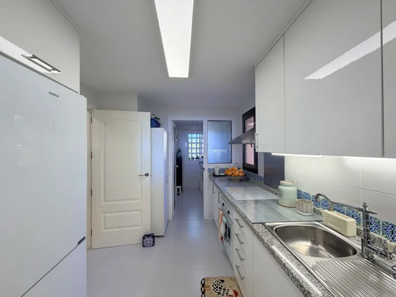 APARTMENT WITH SPACIOUS TERRACE AND STUNNING SEA VIEWS, MANILVA. Discover this magnificent 2-bedroom, 2-bathroom property located in a well-maintained and highly sought-after urbanization in Manilva, ideal both as a permanent residence or an investment. T