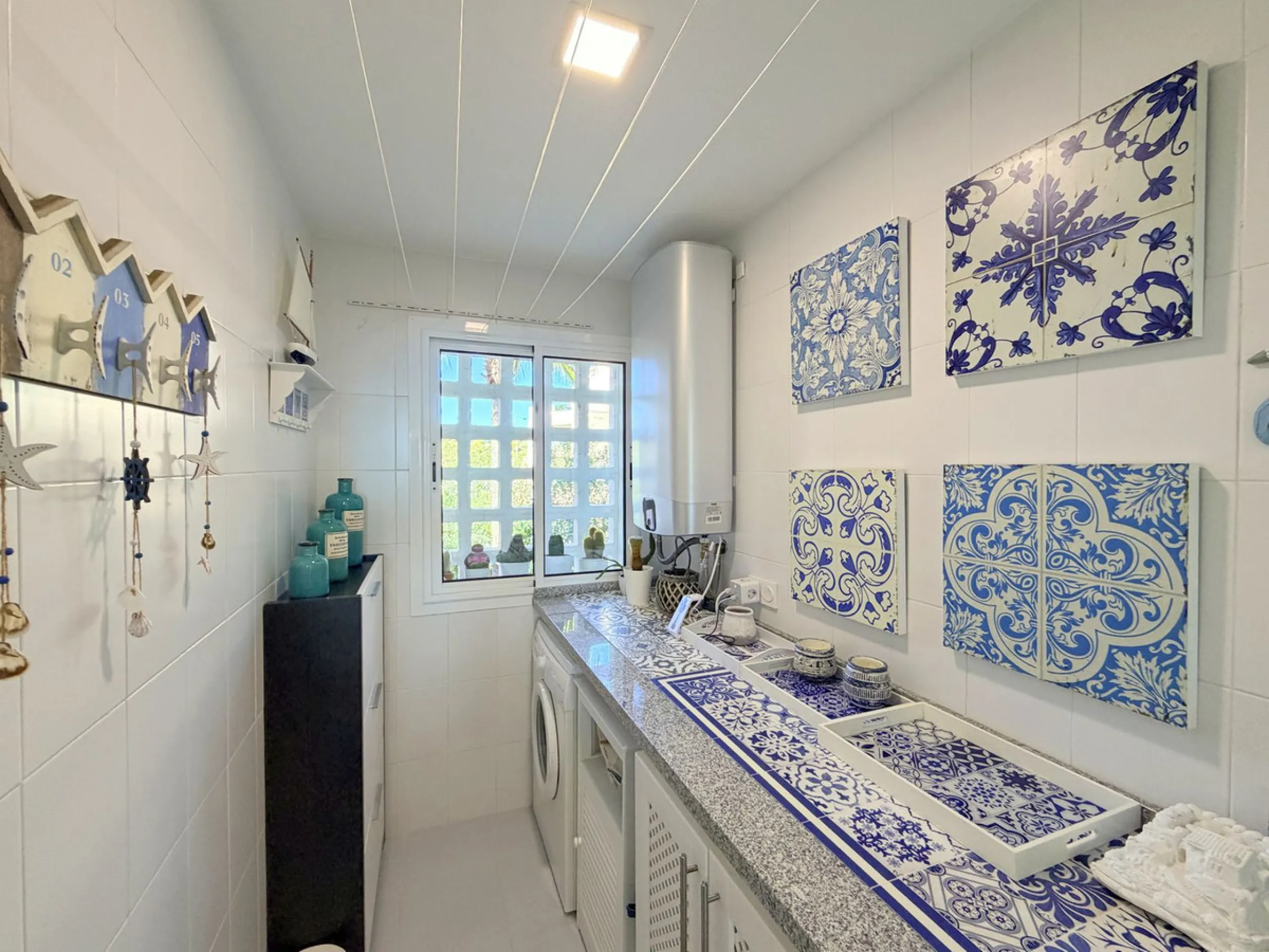 APARTMENT WITH SPACIOUS TERRACE AND STUNNING SEA VIEWS, MANILVA. Discover this magnificent 2-bedroom, 2-bathroom property located in a well-maintained and highly sought-after urbanization in Manilva, ideal both as a permanent residence or an investment. T