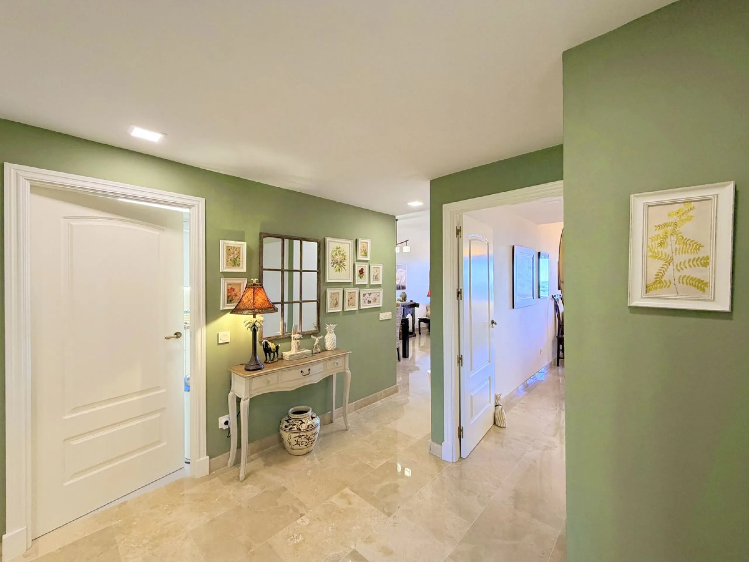 APARTMENT WITH SPACIOUS TERRACE AND STUNNING SEA VIEWS, MANILVA. Discover this magnificent 2-bedroom, 2-bathroom property located in a well-maintained and highly sought-after urbanization in Manilva, ideal both as a permanent residence or an investment. T