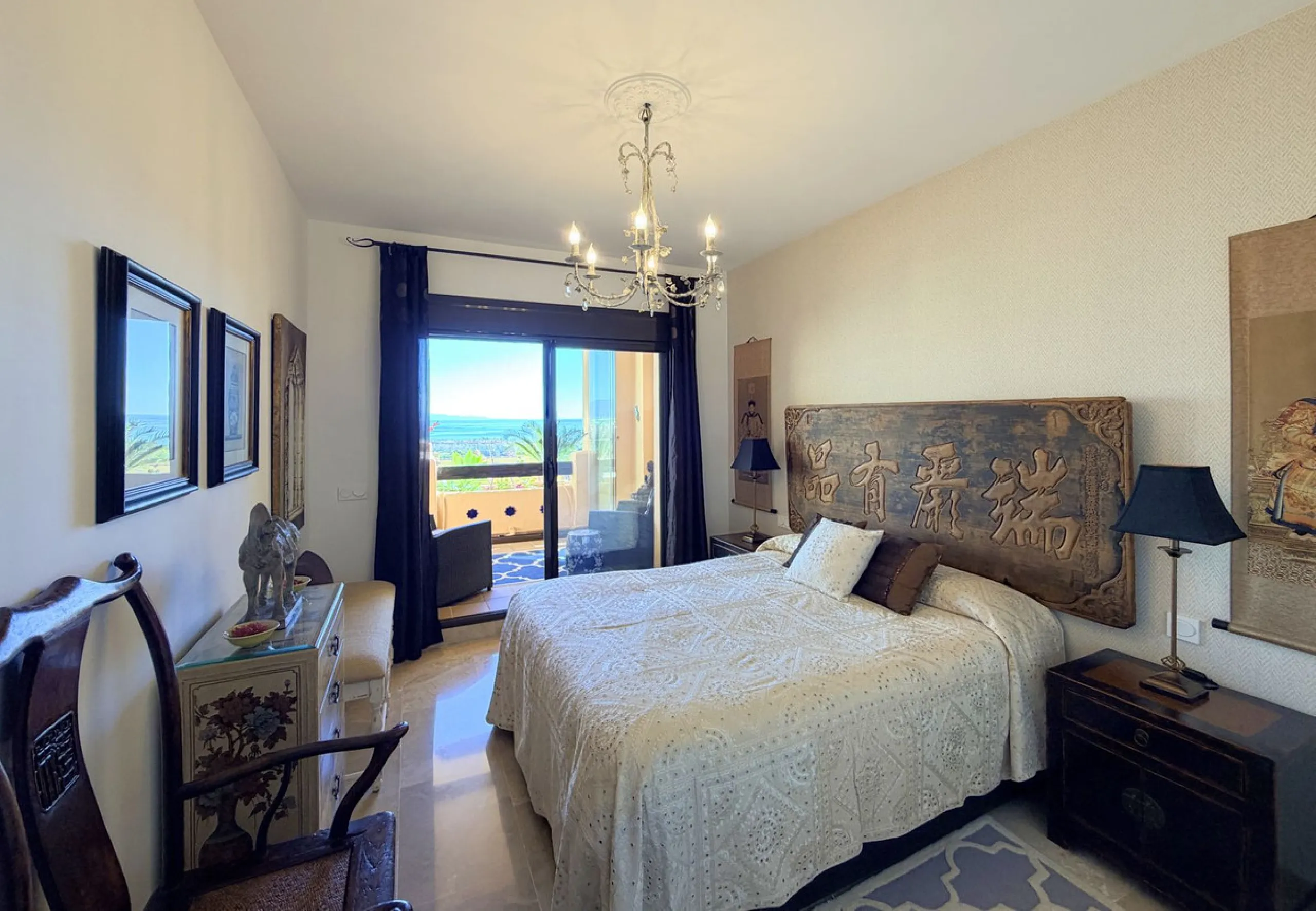 APARTMENT WITH SPACIOUS TERRACE AND STUNNING SEA VIEWS, MANILVA. Discover this magnificent 2-bedroom, 2-bathroom property located in a well-maintained and highly sought-after urbanization in Manilva, ideal both as a permanent residence or an investment. T