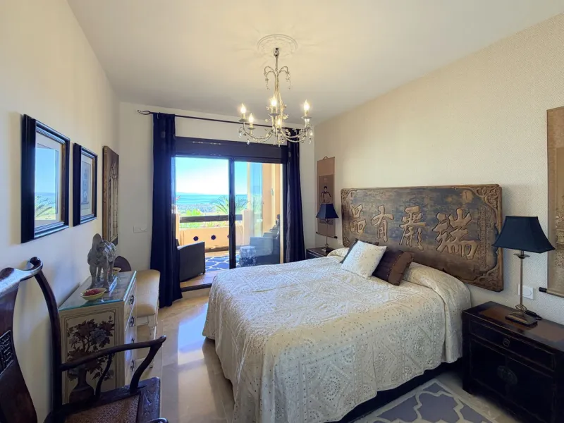 APARTMENT WITH SPACIOUS TERRACE AND STUNNING SEA VIEWS, MANILVA. Discover this magnificent 2-bedroom, 2-bathroom property located in a well-maintained and highly sought-after urbanization in Manilva, ideal both as a permanent residence or an investment. T