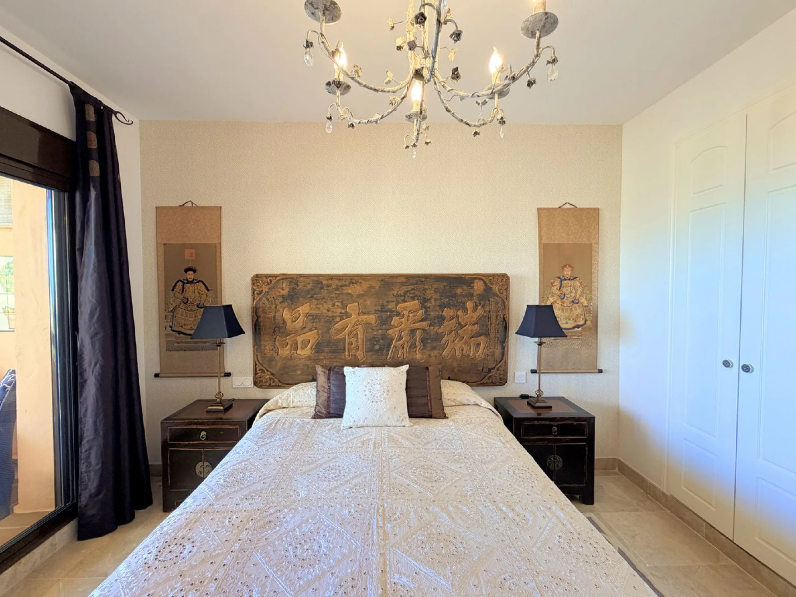 APARTMENT WITH SPACIOUS TERRACE AND STUNNING SEA VIEWS, MANILVA. Discover this magnificent 2-bedroom, 2-bathroom property located in a well-maintained and highly sought-after urbanization in Manilva, ideal both as a permanent residence or an investment. T
