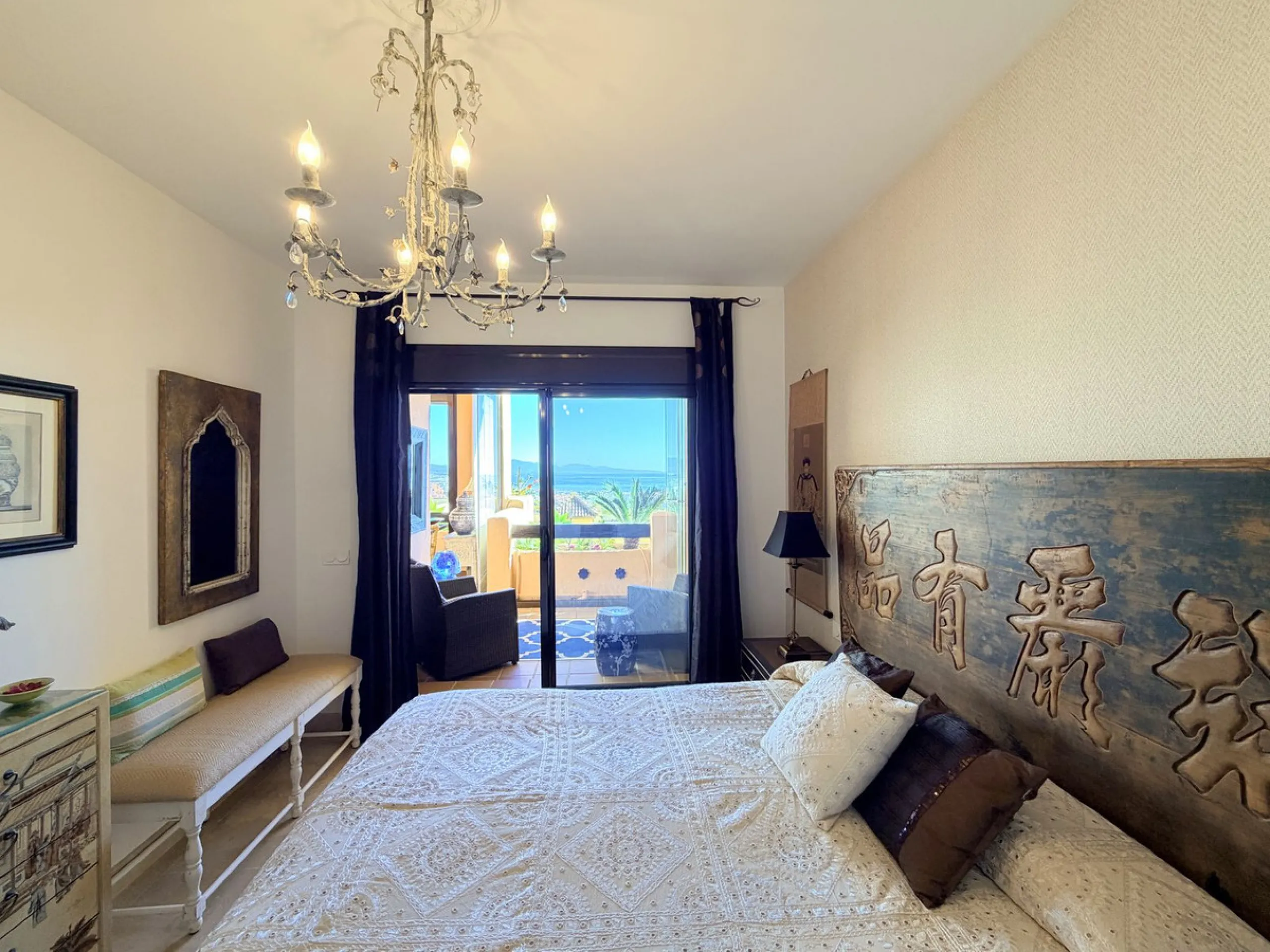 APARTMENT WITH SPACIOUS TERRACE AND STUNNING SEA VIEWS, MANILVA. Discover this magnificent 2-bedroom, 2-bathroom property located in a well-maintained and highly sought-after urbanization in Manilva, ideal both as a permanent residence or an investment. T