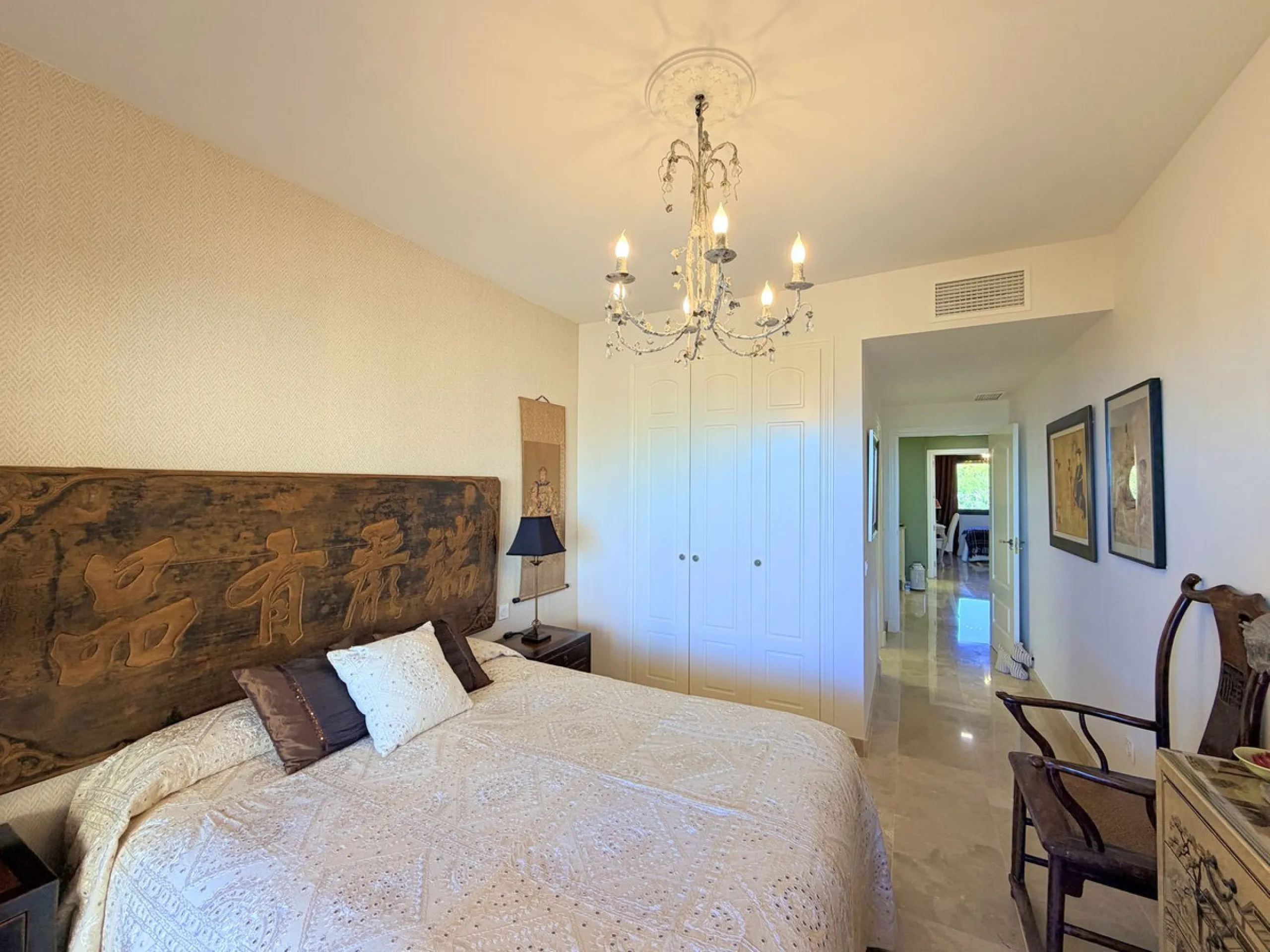 APARTMENT WITH SPACIOUS TERRACE AND STUNNING SEA VIEWS, MANILVA. Discover this magnificent 2-bedroom, 2-bathroom property located in a well-maintained and highly sought-after urbanization in Manilva, ideal both as a permanent residence or an investment. T