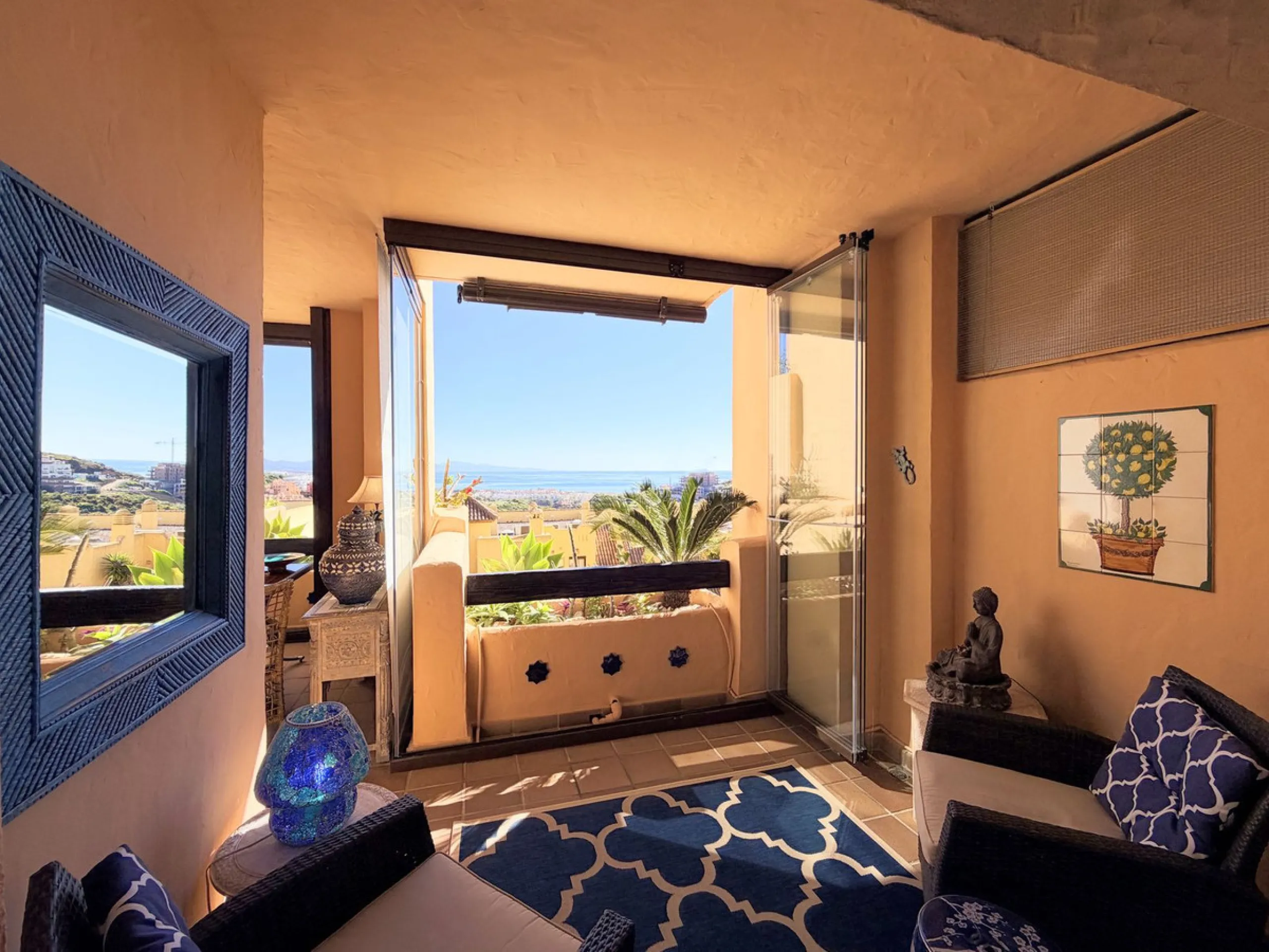 APARTMENT WITH SPACIOUS TERRACE AND STUNNING SEA VIEWS, MANILVA. Discover this magnificent 2-bedroom, 2-bathroom property located in a well-maintained and highly sought-after urbanization in Manilva, ideal both as a permanent residence or an investment. T