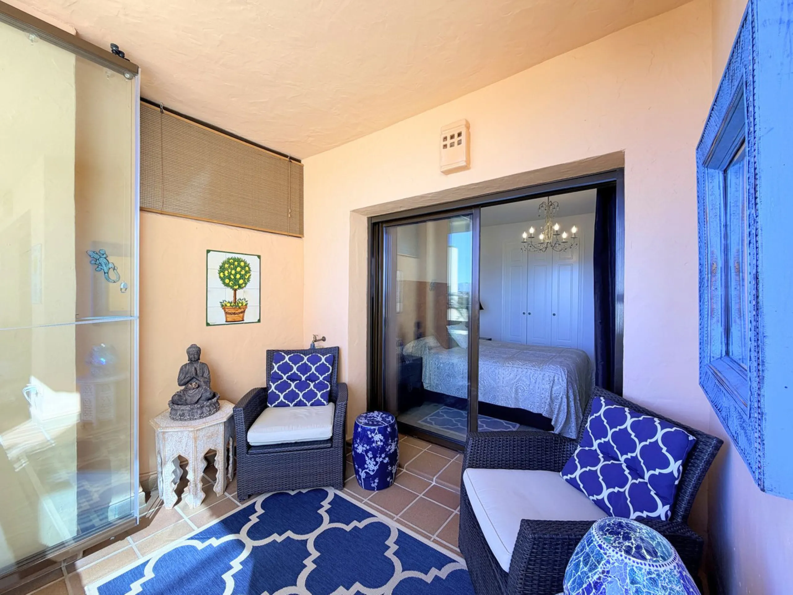 APARTMENT WITH SPACIOUS TERRACE AND STUNNING SEA VIEWS, MANILVA. Discover this magnificent 2-bedroom, 2-bathroom property located in a well-maintained and highly sought-after urbanization in Manilva, ideal both as a permanent residence or an investment. T