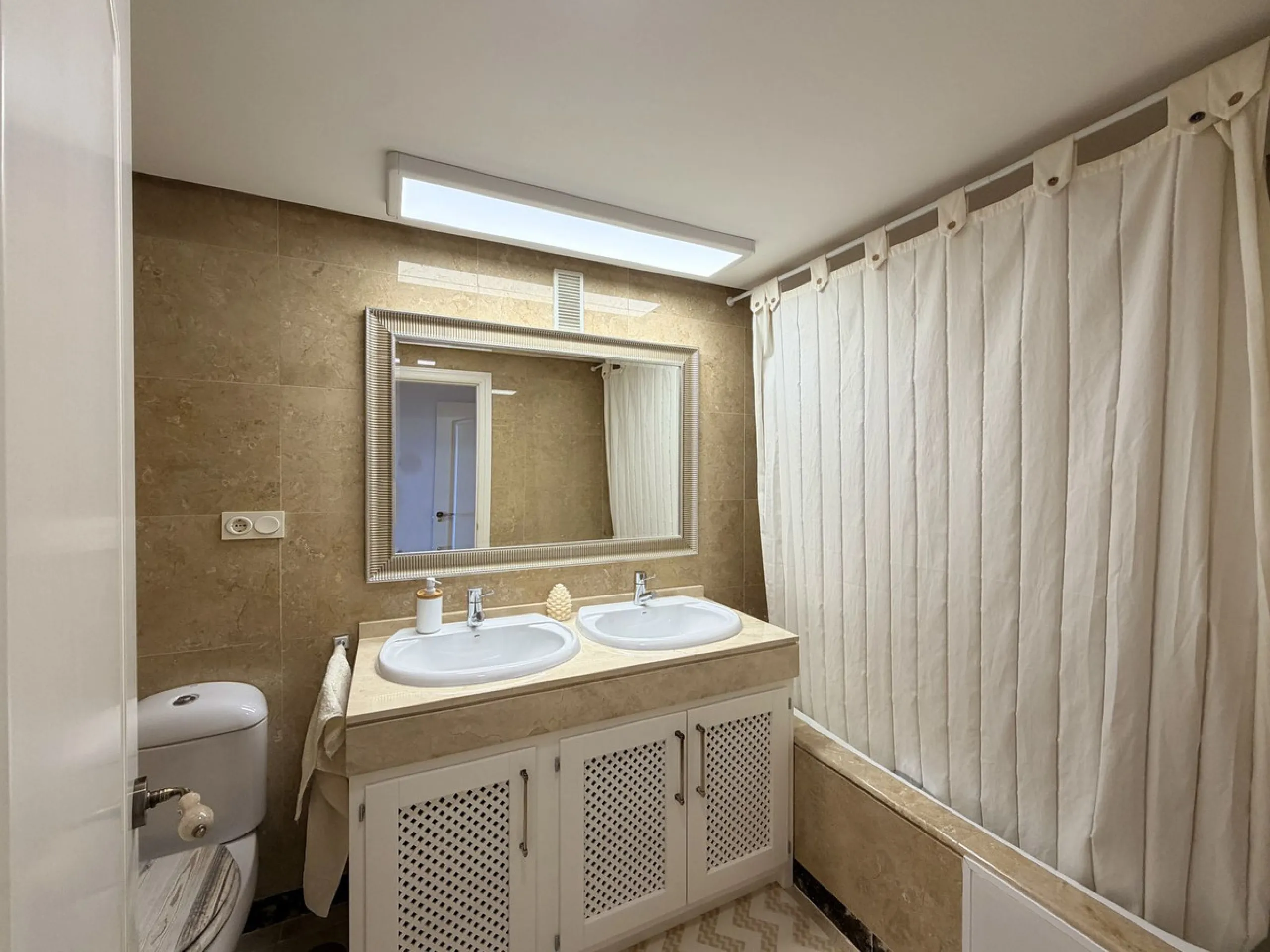 APARTMENT WITH SPACIOUS TERRACE AND STUNNING SEA VIEWS, MANILVA. Discover this magnificent 2-bedroom, 2-bathroom property located in a well-maintained and highly sought-after urbanization in Manilva, ideal both as a permanent residence or an investment. T