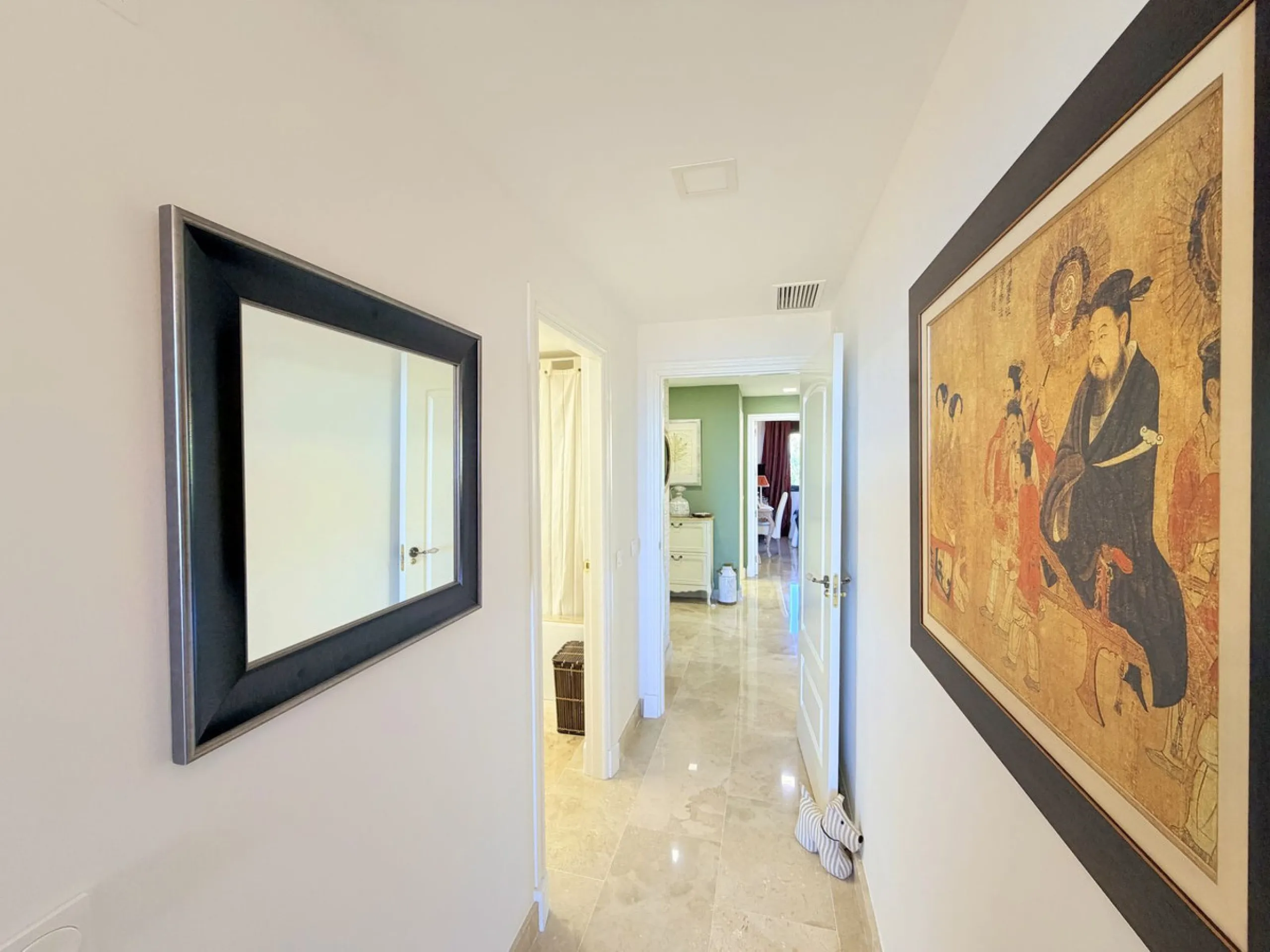 APARTMENT WITH SPACIOUS TERRACE AND STUNNING SEA VIEWS, MANILVA. Discover this magnificent 2-bedroom, 2-bathroom property located in a well-maintained and highly sought-after urbanization in Manilva, ideal both as a permanent residence or an investment. T