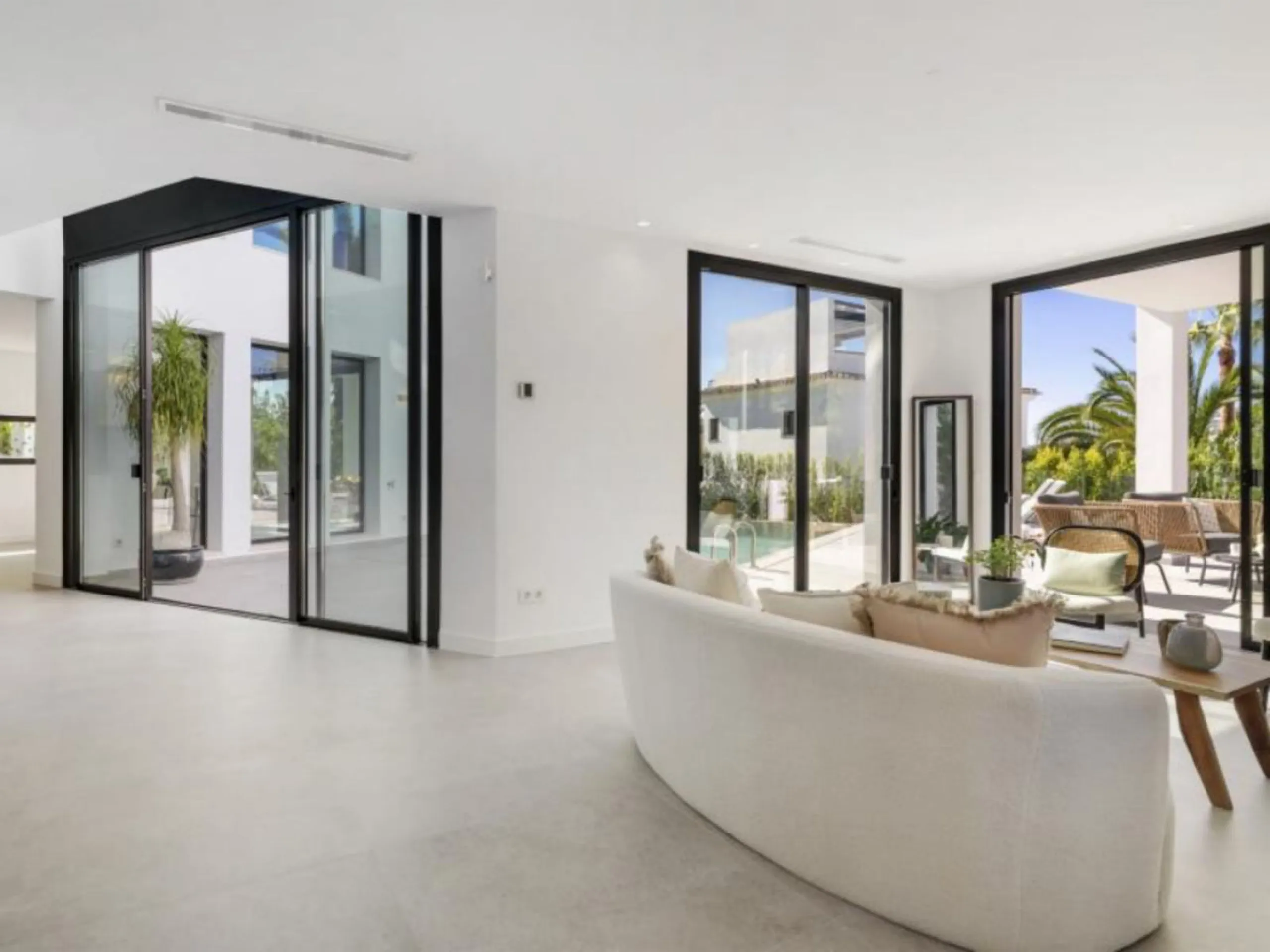 Exceptional newly built villa located in the prestigious area of ​​Marbesa.