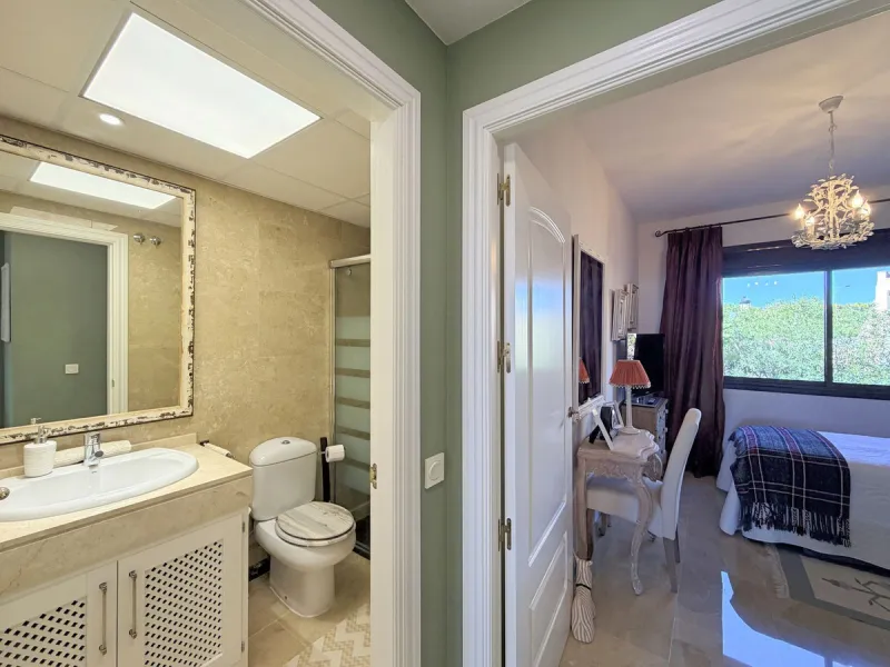 APARTMENT WITH SPACIOUS TERRACE AND STUNNING SEA VIEWS, MANILVA. Discover this magnificent 2-bedroom, 2-bathroom property located in a well-maintained and highly sought-after urbanization in Manilva, ideal both as a permanent residence or an investment. T