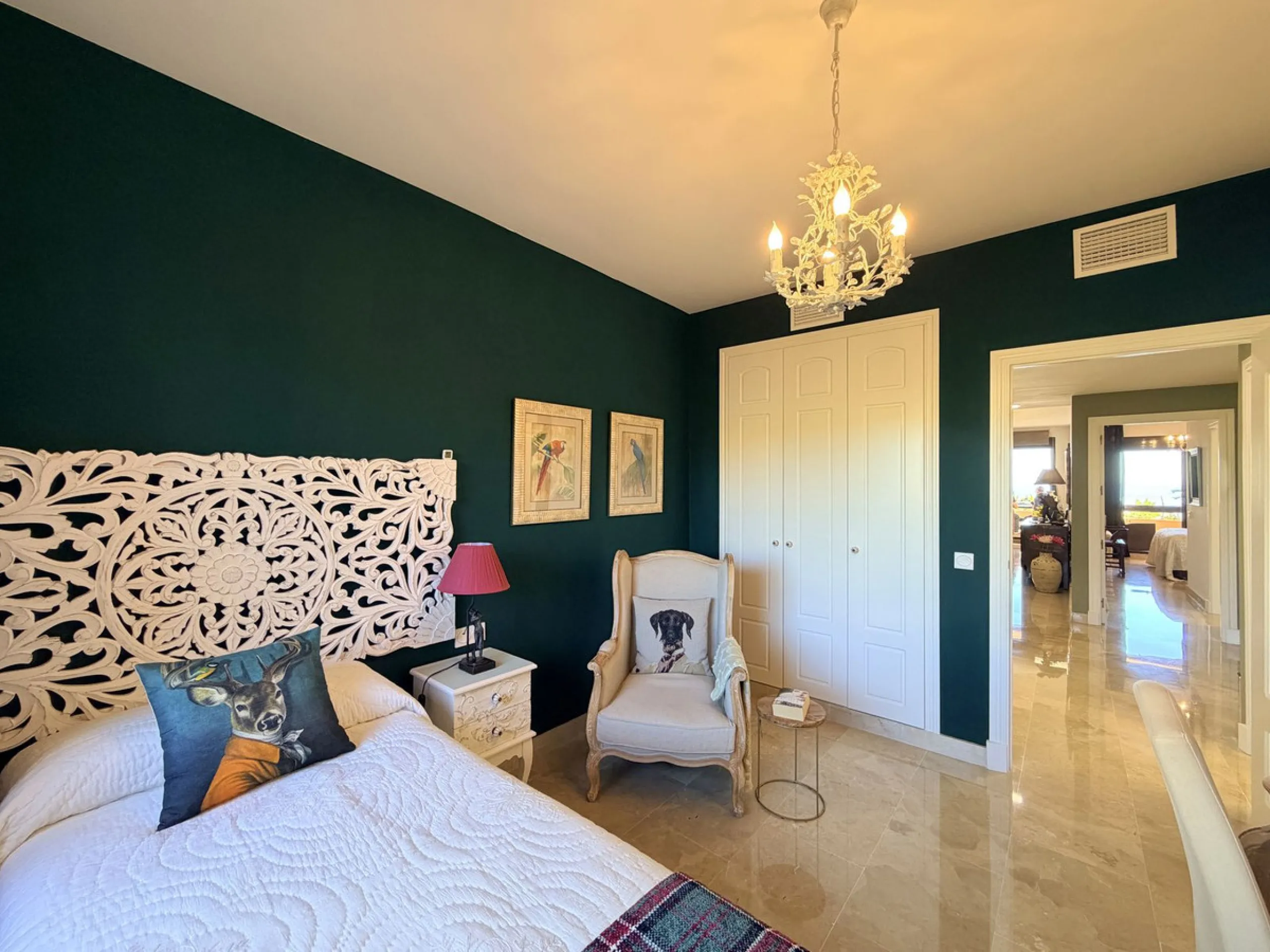 APARTMENT WITH SPACIOUS TERRACE AND STUNNING SEA VIEWS, MANILVA. Discover this magnificent 2-bedroom, 2-bathroom property located in a well-maintained and highly sought-after urbanization in Manilva, ideal both as a permanent residence or an investment. T