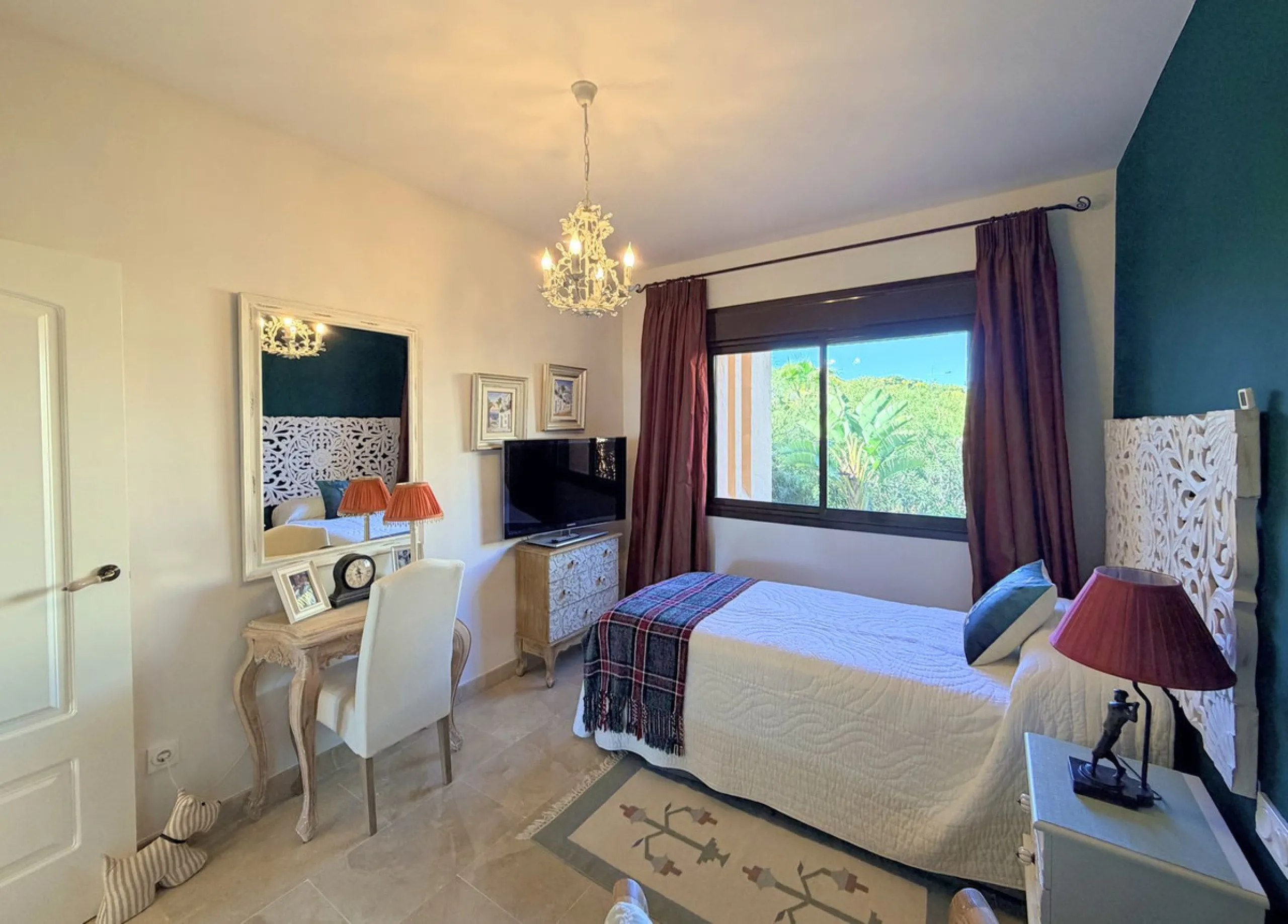 APARTMENT WITH SPACIOUS TERRACE AND STUNNING SEA VIEWS, MANILVA. Discover this magnificent 2-bedroom, 2-bathroom property located in a well-maintained and highly sought-after urbanization in Manilva, ideal both as a permanent residence or an investment. T
