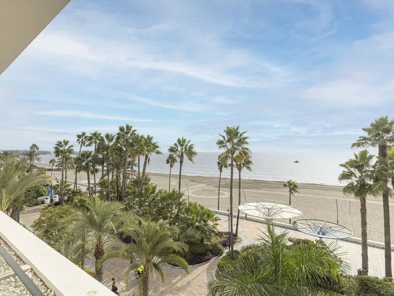 Apartment - Middle Floor Apartment в продаже в Estepona, Málaga. В доме 3 спален и 3 ванных комнат. Площадь дома 229 м²