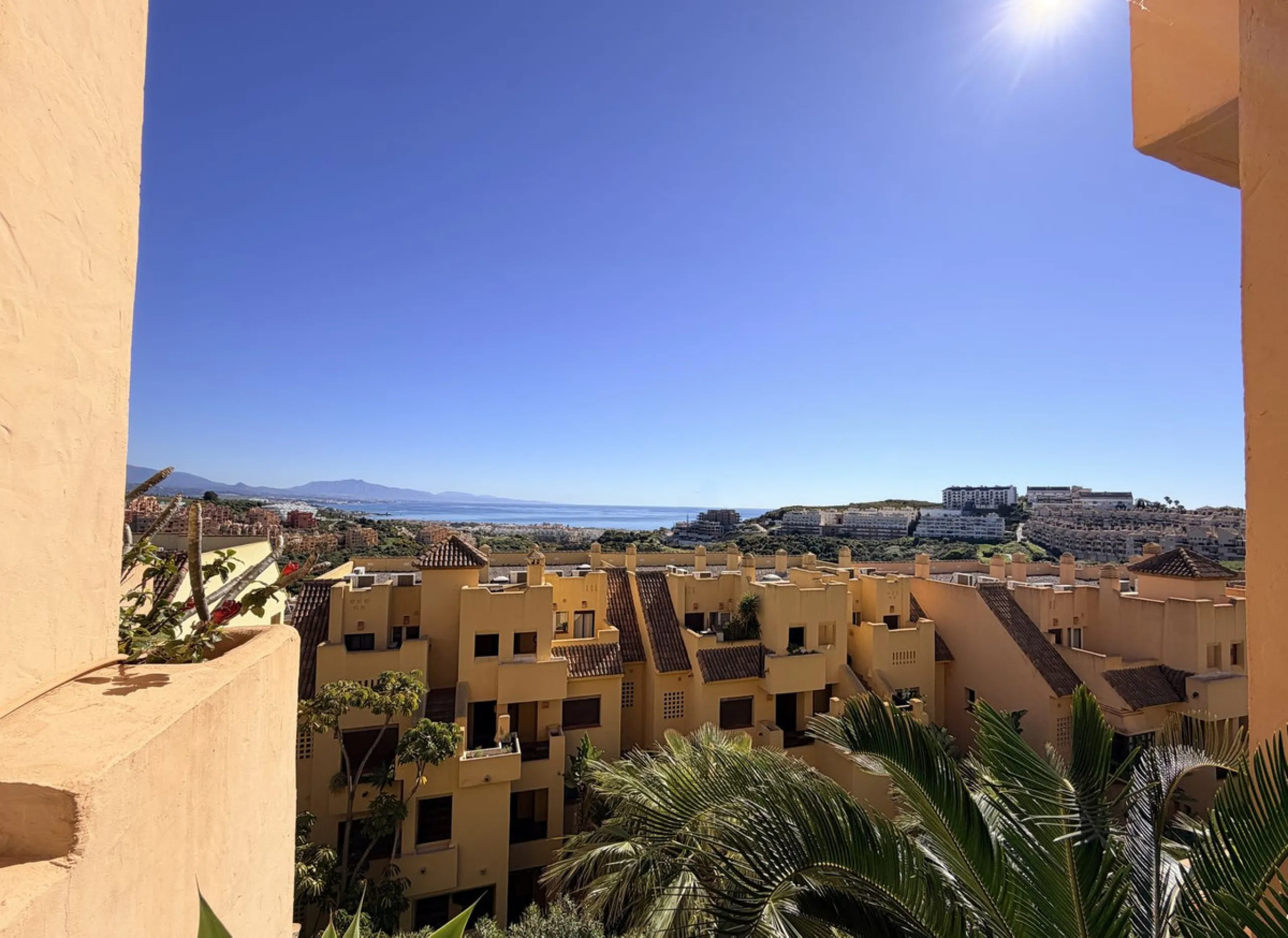 APARTMENT WITH SPACIOUS TERRACE AND STUNNING SEA VIEWS, MANILVA. Discover this magnificent 2-bedroom, 2-bathroom property located in a well-maintained and highly sought-after urbanization in Manilva, ideal both as a permanent residence or an investment. T
