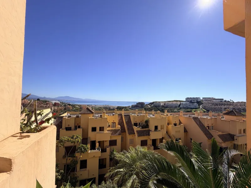 APARTMENT WITH SPACIOUS TERRACE AND STUNNING SEA VIEWS, MANILVA. Discover this magnificent 2-bedroom, 2-bathroom property located in a well-maintained and highly sought-after urbanization in Manilva, ideal both as a permanent residence or an investment. T