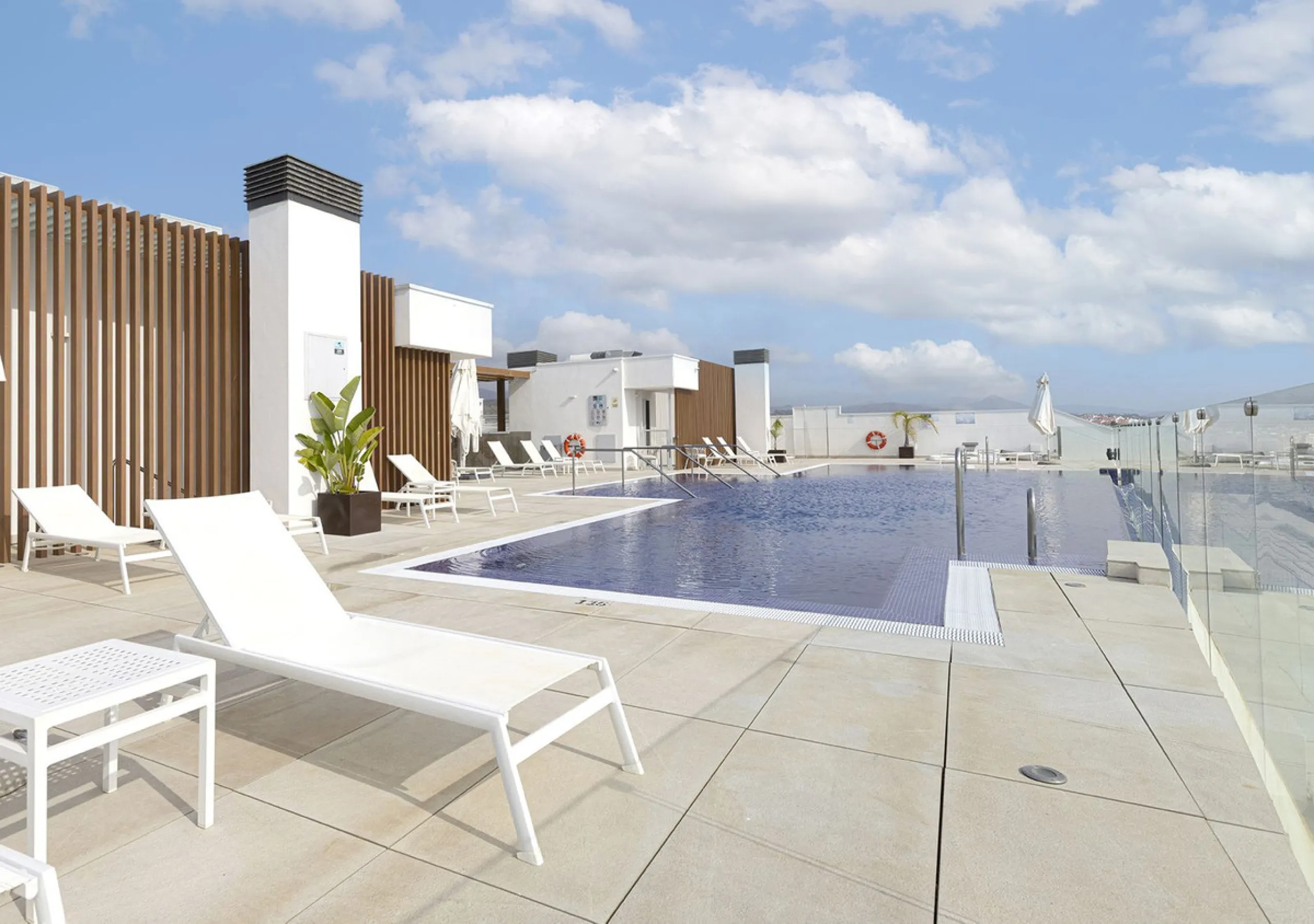 Apartment - Middle Floor Apartment в продаже в Estepona, Málaga. В доме 3 спален и 3 ванных комнат. Площадь дома 229 м²