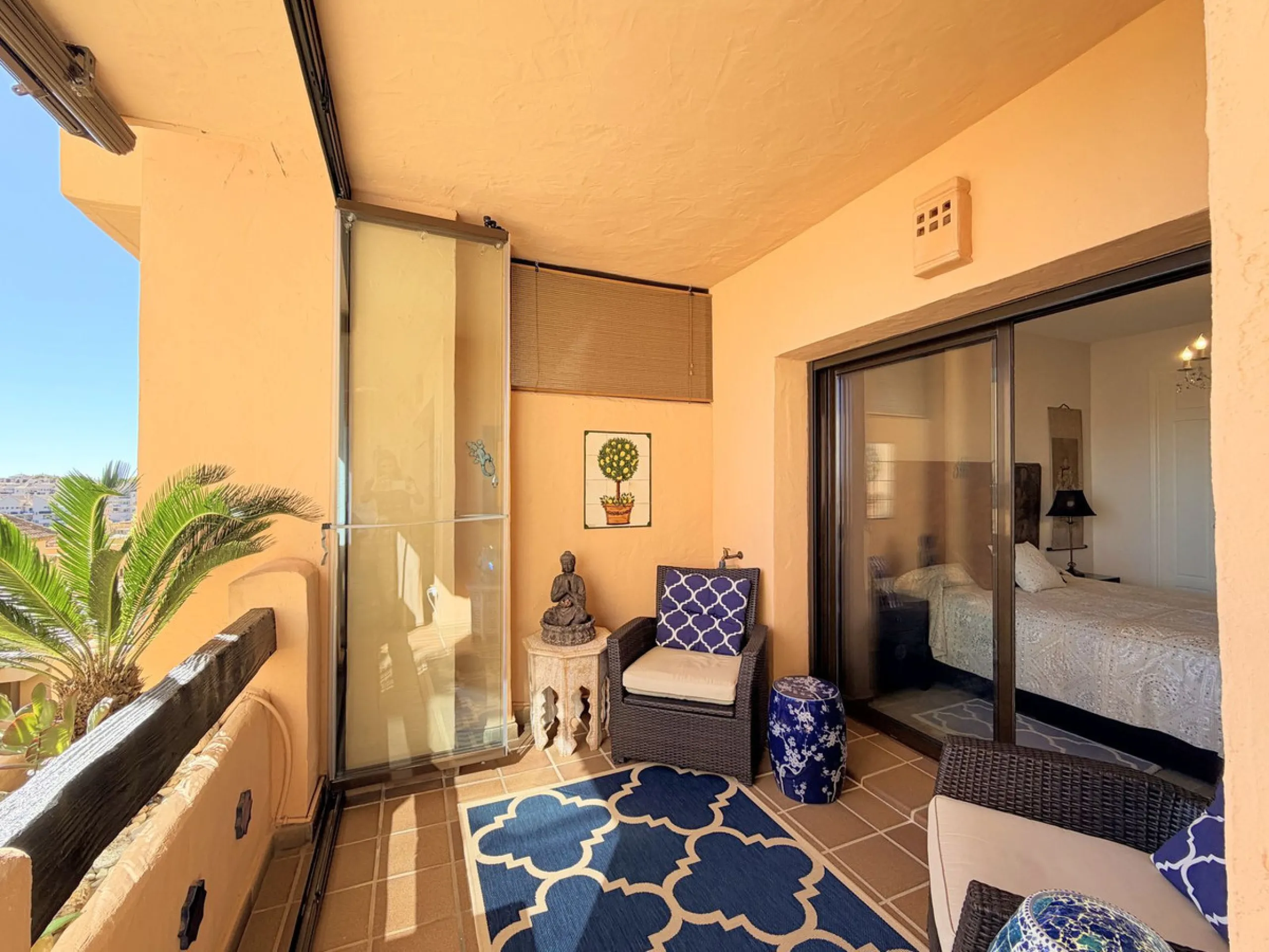 APARTMENT WITH SPACIOUS TERRACE AND STUNNING SEA VIEWS, MANILVA. Discover this magnificent 2-bedroom, 2-bathroom property located in a well-maintained and highly sought-after urbanization in Manilva, ideal both as a permanent residence or an investment. T