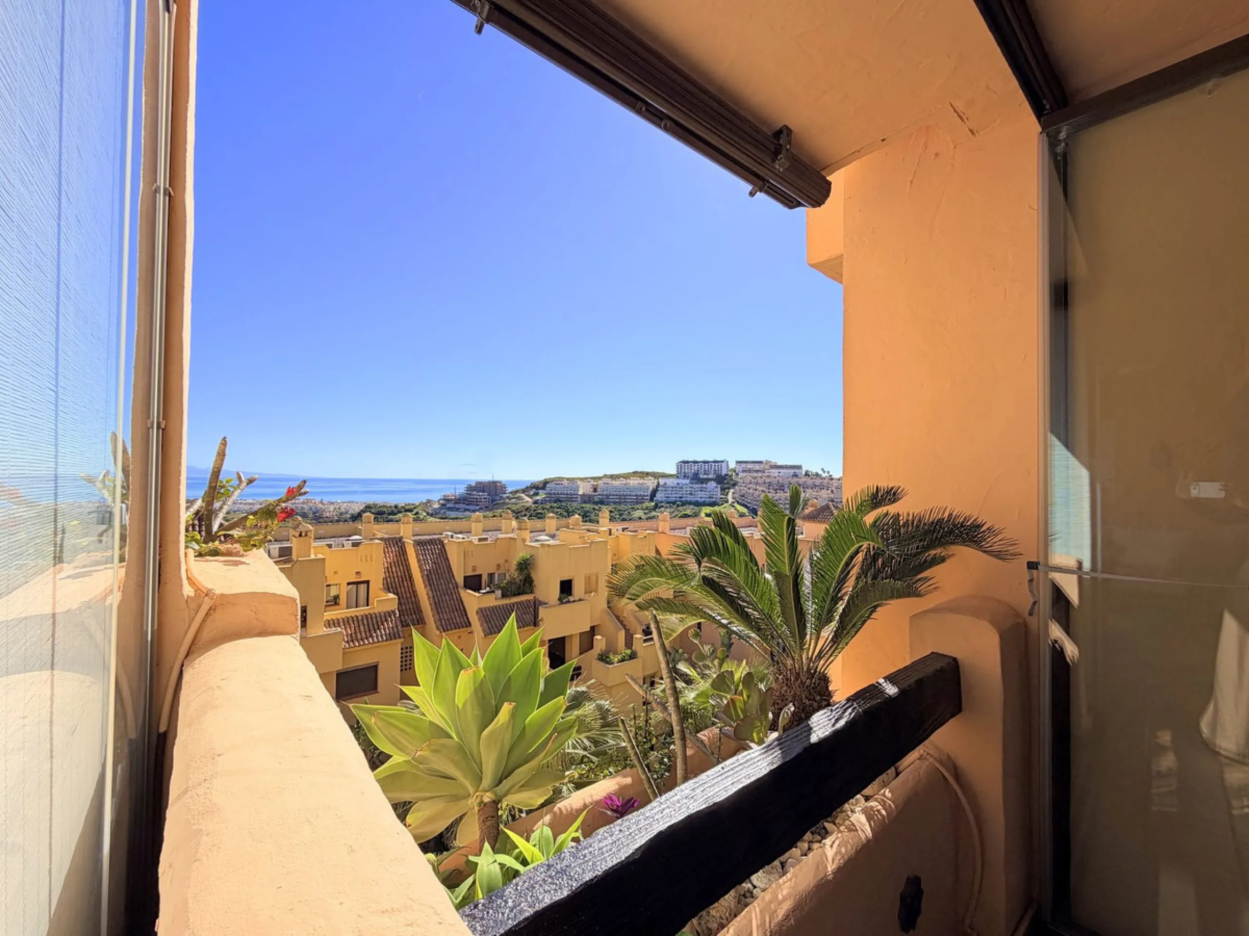 APARTMENT WITH SPACIOUS TERRACE AND STUNNING SEA VIEWS, MANILVA. Discover this magnificent 2-bedroom, 2-bathroom property located in a well-maintained and highly sought-after urbanization in Manilva, ideal both as a permanent residence or an investment. T