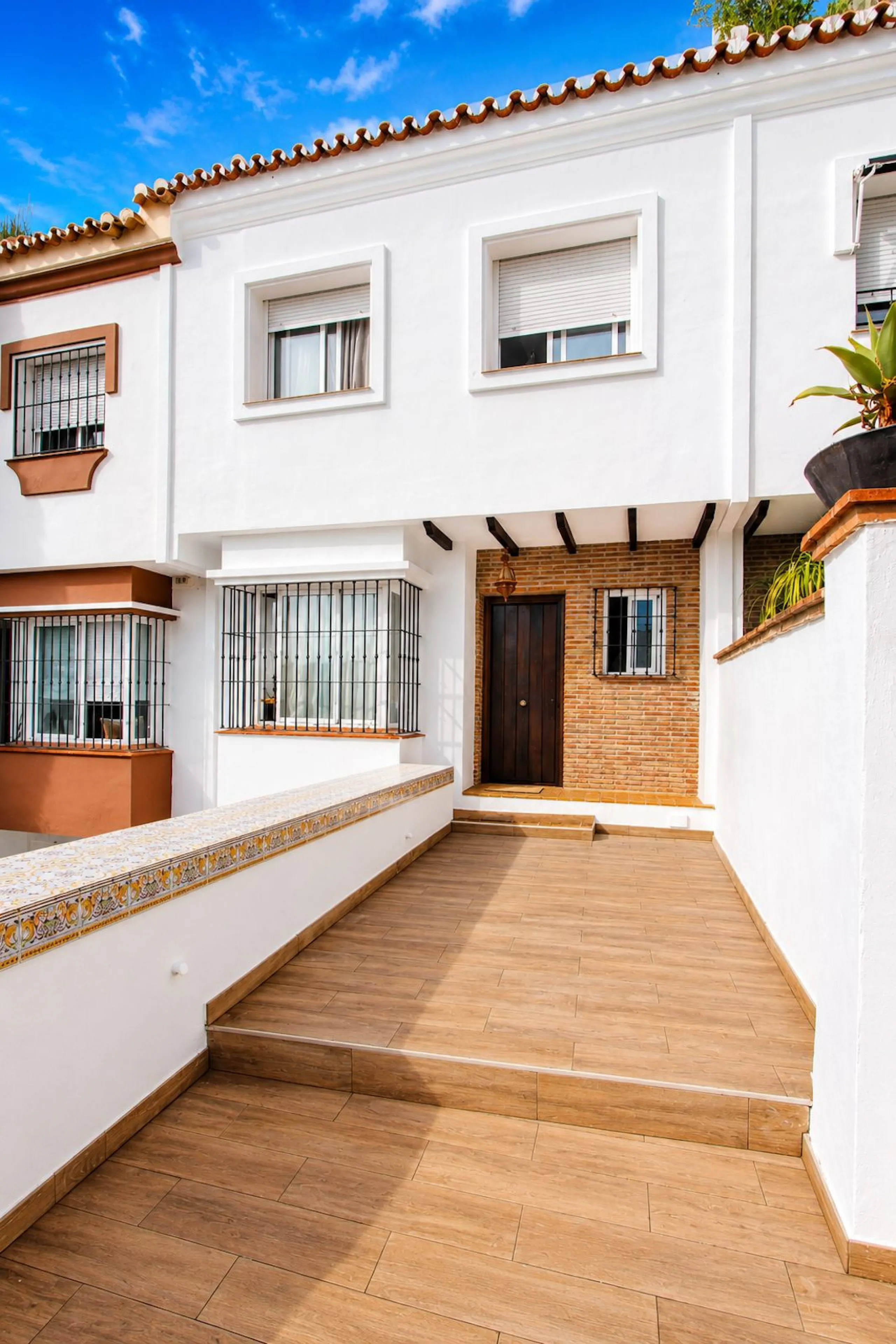 House - Townhouse в продаже в Marbella, Málaga. В доме 3 спален и 3 ванных комнат. Площадь дома 198 м². Площадь участка 9 м²