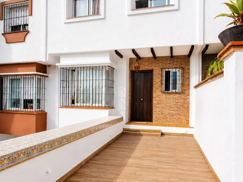 A great opportunity to purchase a 3 story Townhouse in Marbella, bordering the upcoming area of Rio Real with stunning sea & panoramic views.