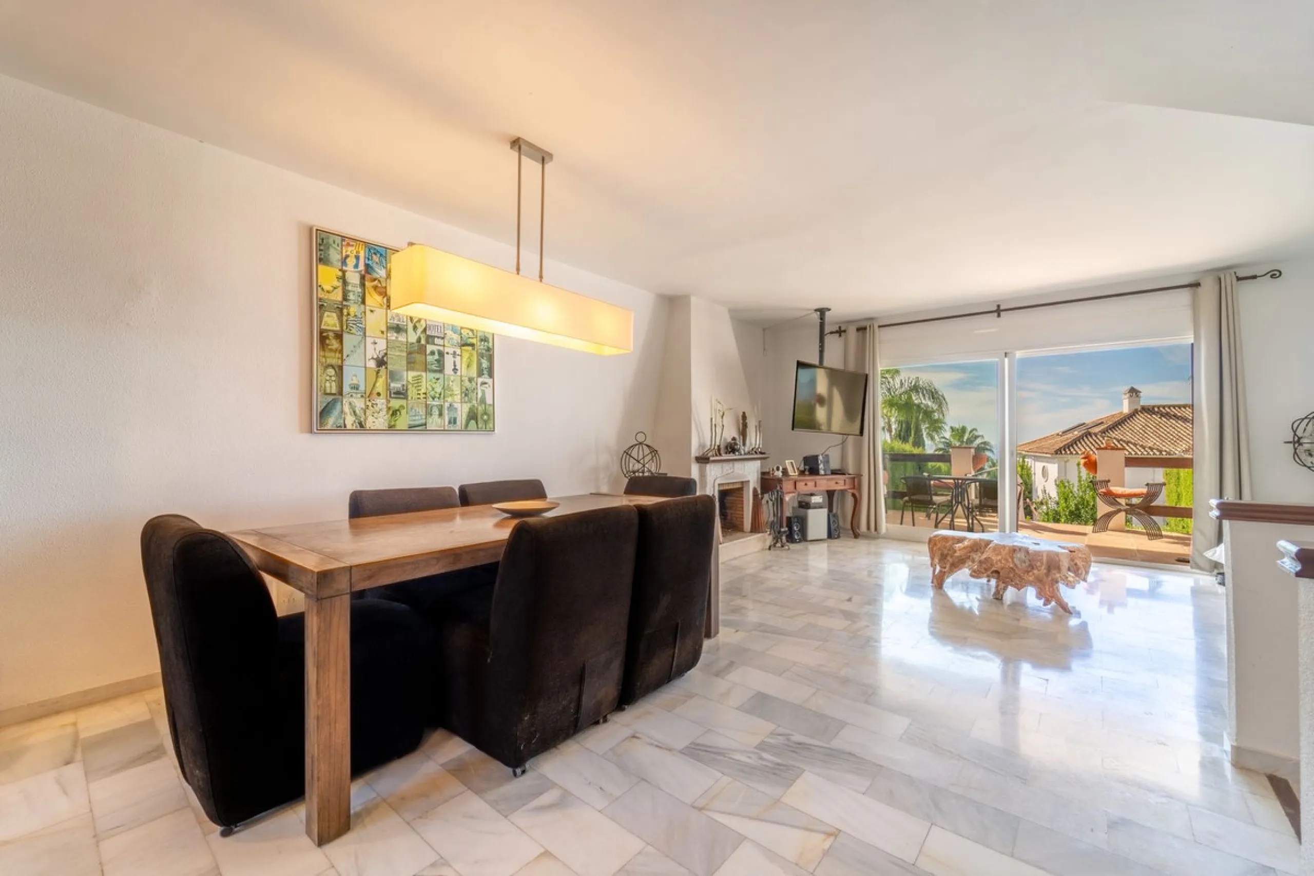 House - Townhouse в продаже в Marbella, Málaga. В доме 3 спален и 3 ванных комнат. Площадь дома 198 м². Площадь участка 9 м²