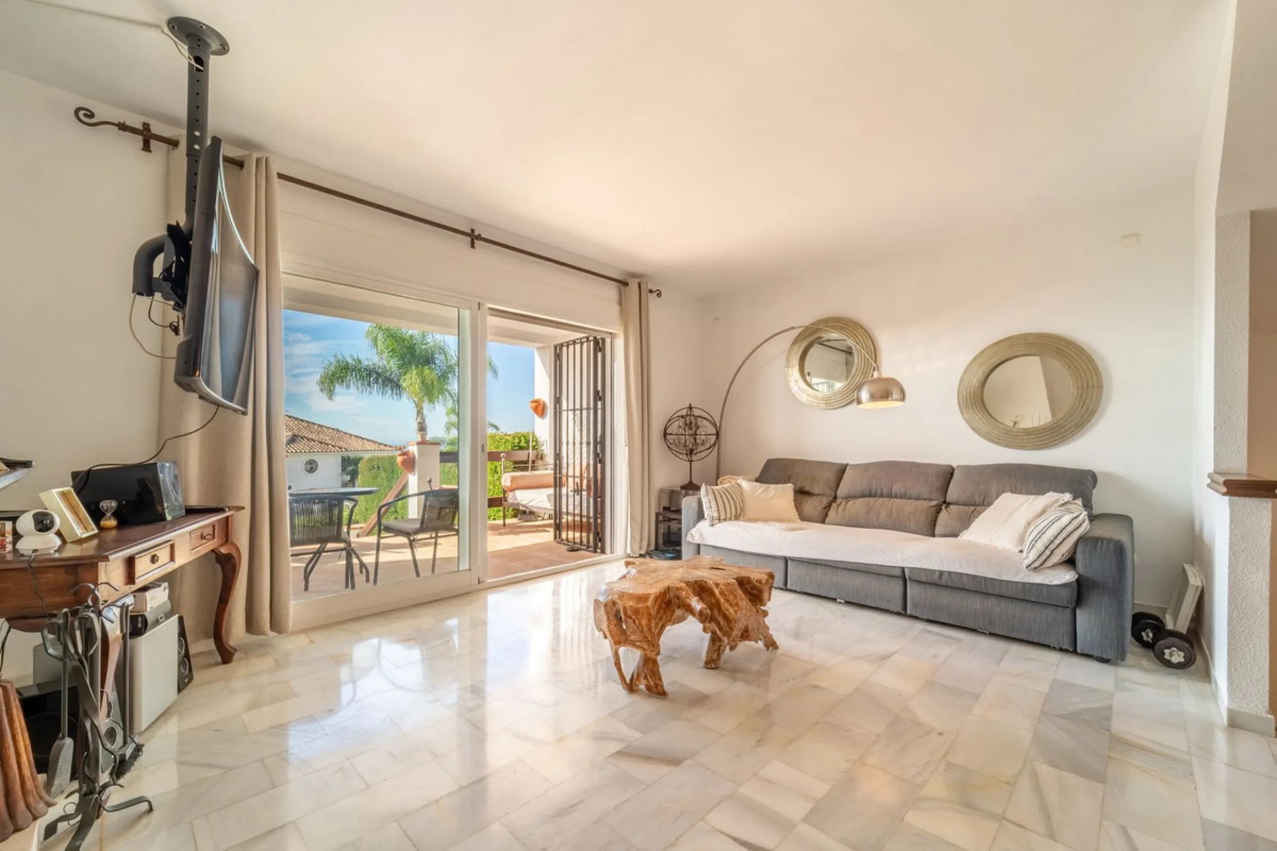 House - Townhouse в продаже в Marbella, Málaga. В доме 3 спален и 3 ванных комнат. Площадь дома 198 м². Площадь участка 9 м²