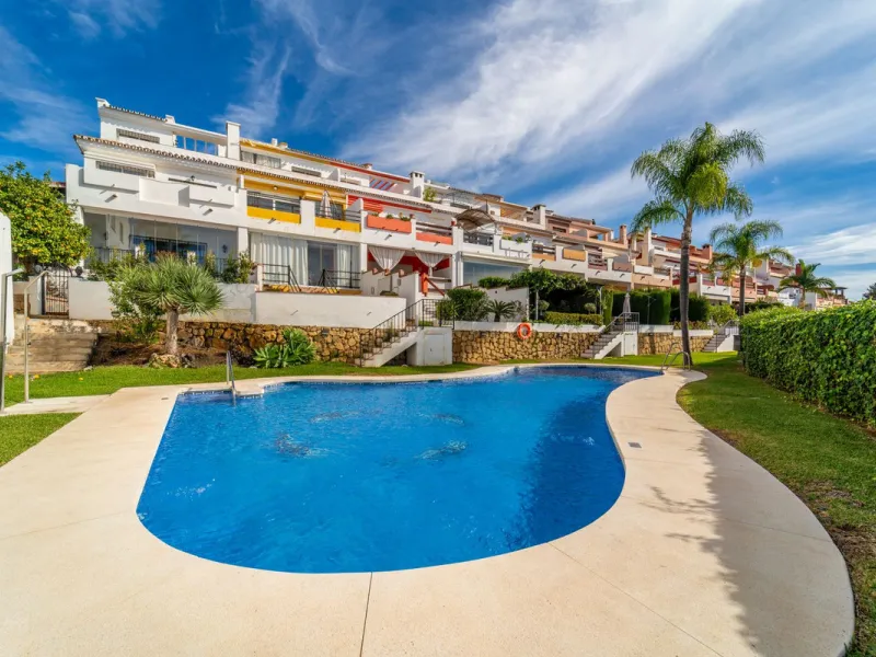House - Townhouse в продаже в Marbella, Málaga. В доме 3 спален и 3 ванных комнат. Площадь дома 198 м². Площадь участка 9 м²