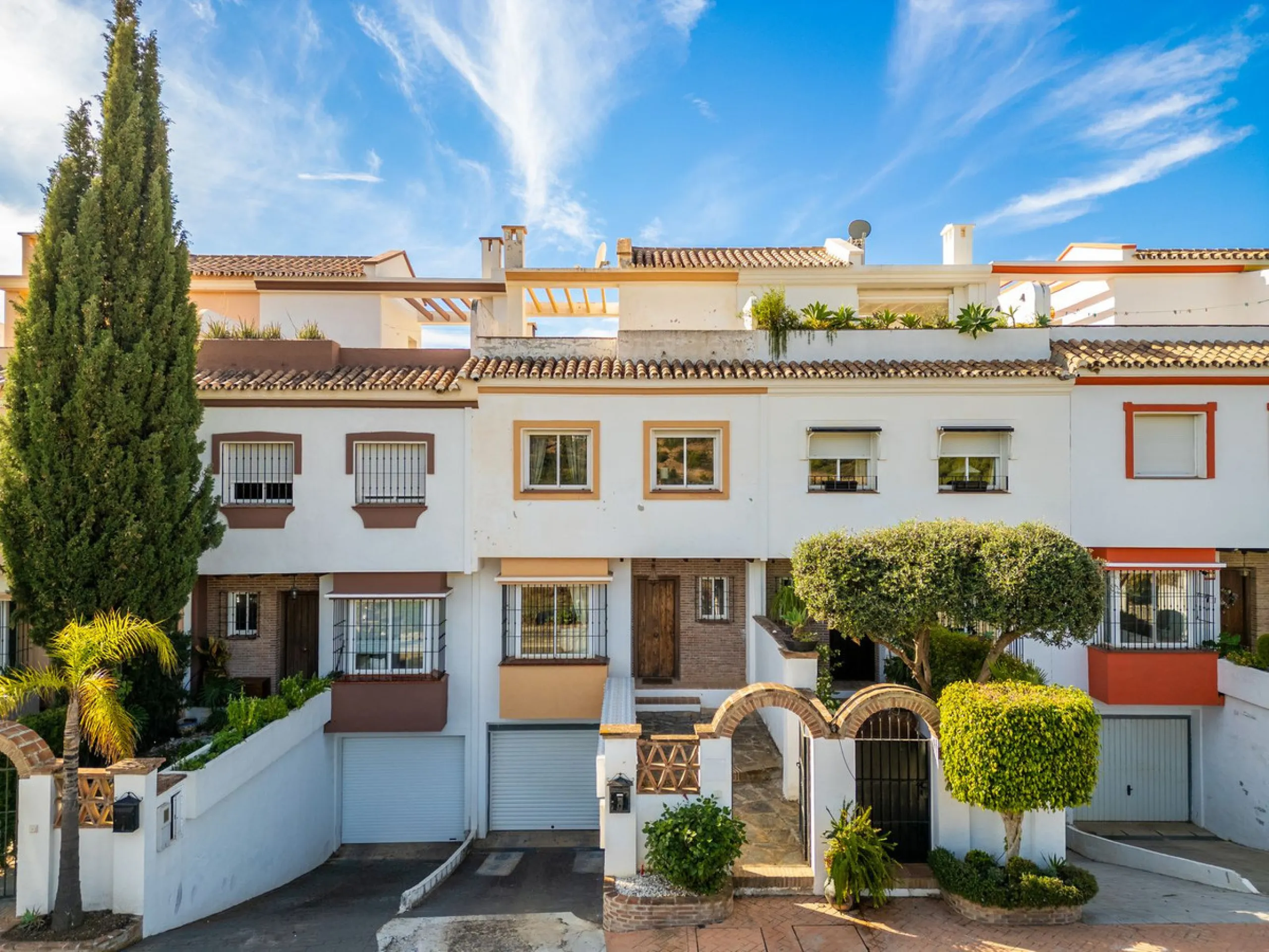 House - Townhouse в продаже в Marbella, Málaga. В доме 3 спален и 3 ванных комнат. Площадь дома 198 м². Площадь участка 9 м²