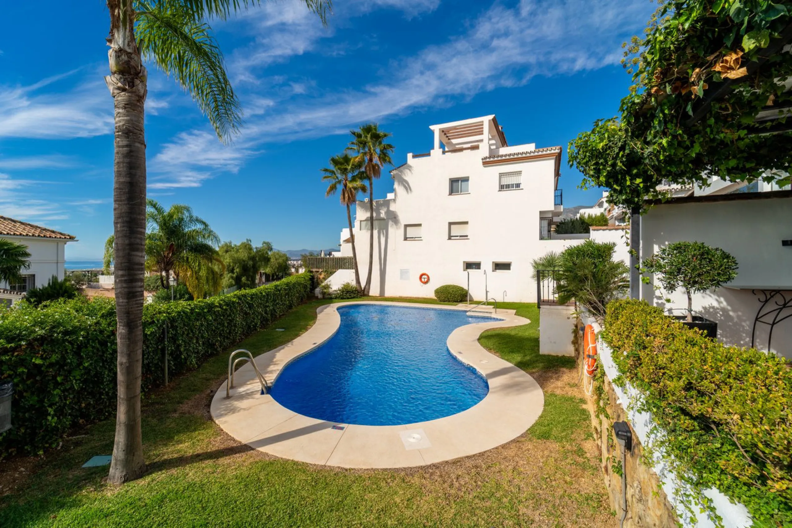 House - Townhouse в продаже в Marbella, Málaga. В доме 3 спален и 3 ванных комнат. Площадь дома 198 м². Площадь участка 9 м²