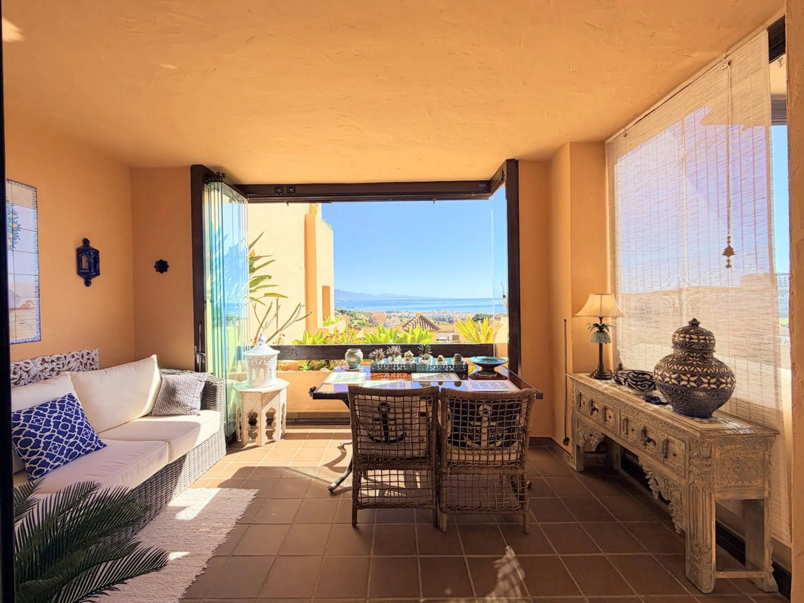 APARTMENT WITH SPACIOUS TERRACE AND STUNNING SEA VIEWS, MANILVA. Discover this magnificent 2-bedroom, 2-bathroom property located in a well-maintained and highly sought-after urbanization in Manilva, ideal both as a permanent residence or an investment. T