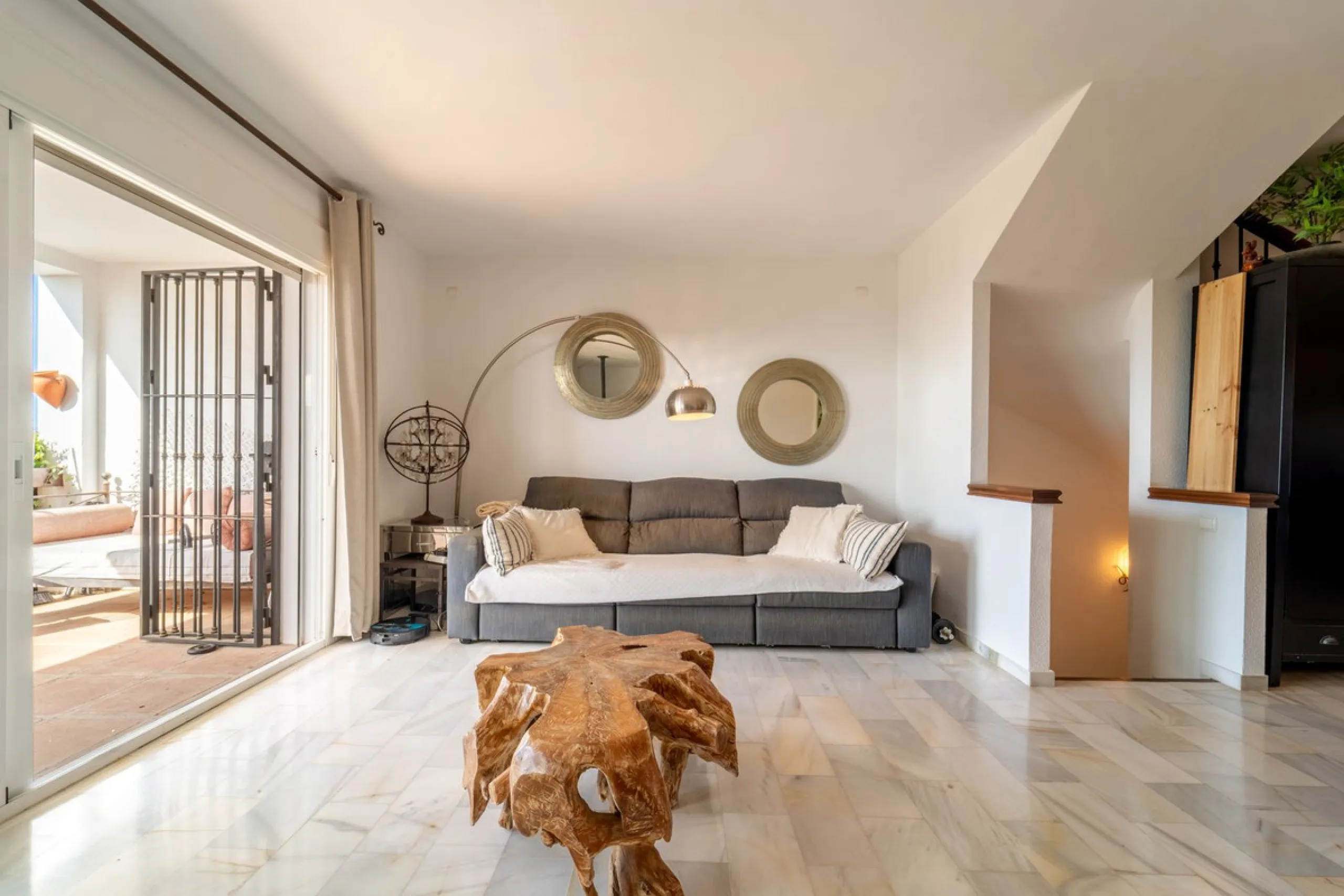 House - Townhouse в продаже в Marbella, Málaga. В доме 3 спален и 3 ванных комнат. Площадь дома 198 м². Площадь участка 9 м²