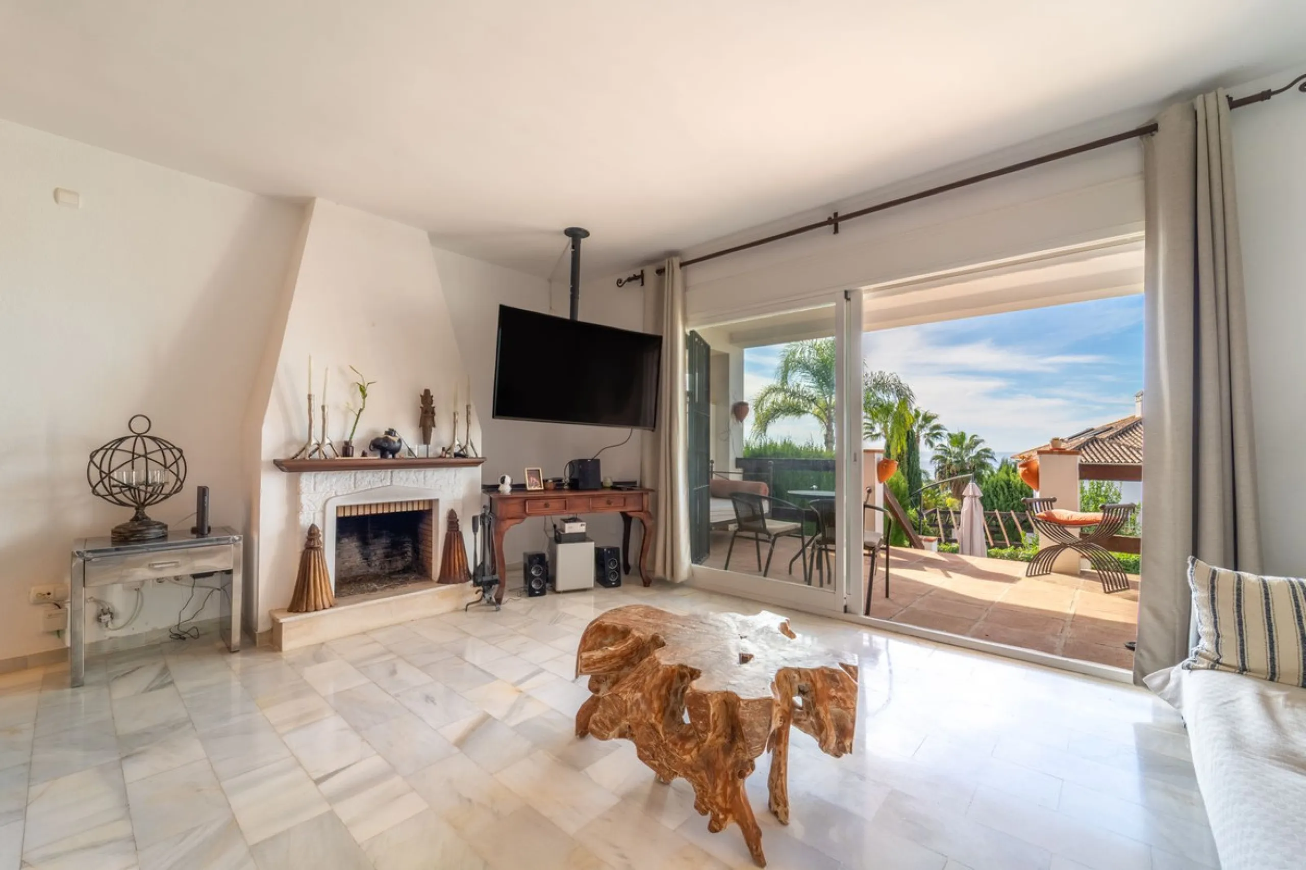 House - Townhouse в продаже в Marbella, Málaga. В доме 3 спален и 3 ванных комнат. Площадь дома 198 м². Площадь участка 9 м²
