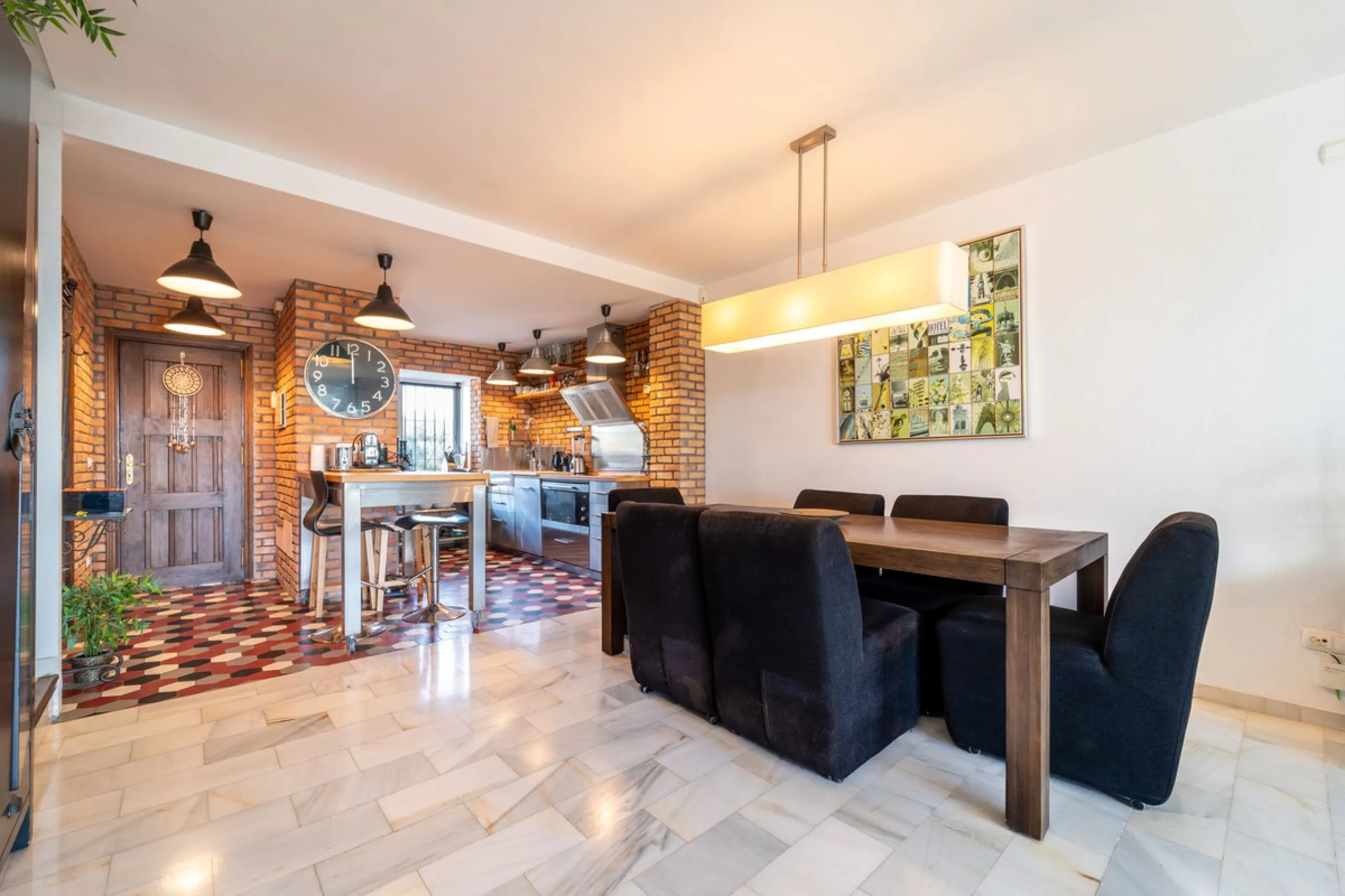 House - Townhouse в продаже в Marbella, Málaga. В доме 3 спален и 3 ванных комнат. Площадь дома 198 м². Площадь участка 9 м²