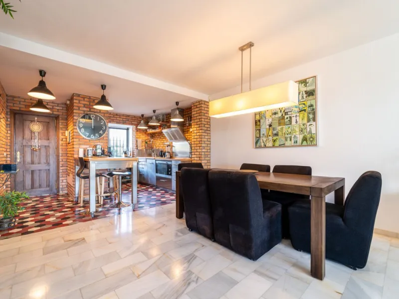 House - Townhouse в продаже в Marbella, Málaga. В доме 3 спален и 3 ванных комнат. Площадь дома 198 м². Площадь участка 9 м²