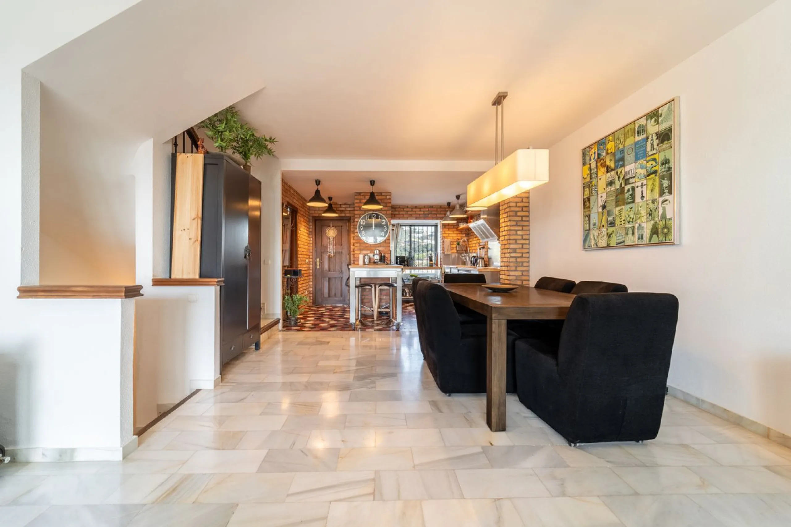 House - Townhouse в продаже в Marbella, Málaga. В доме 3 спален и 3 ванных комнат. Площадь дома 198 м². Площадь участка 9 м²