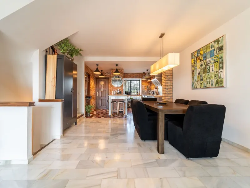 House - Townhouse в продаже в Marbella, Málaga. В доме 3 спален и 3 ванных комнат. Площадь дома 198 м². Площадь участка 9 м²