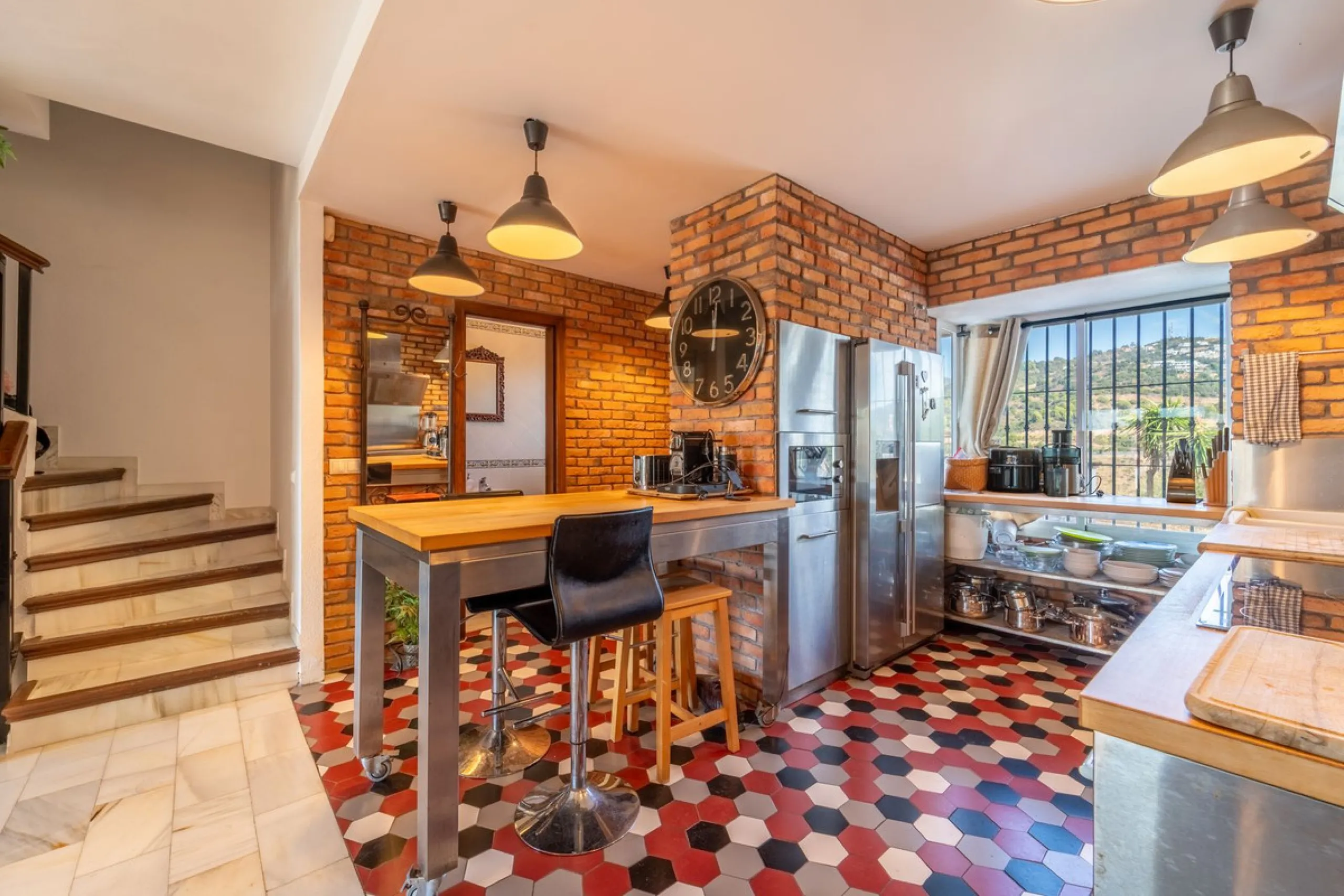 House - Townhouse в продаже в Marbella, Málaga. В доме 3 спален и 3 ванных комнат. Площадь дома 198 м². Площадь участка 9 м²