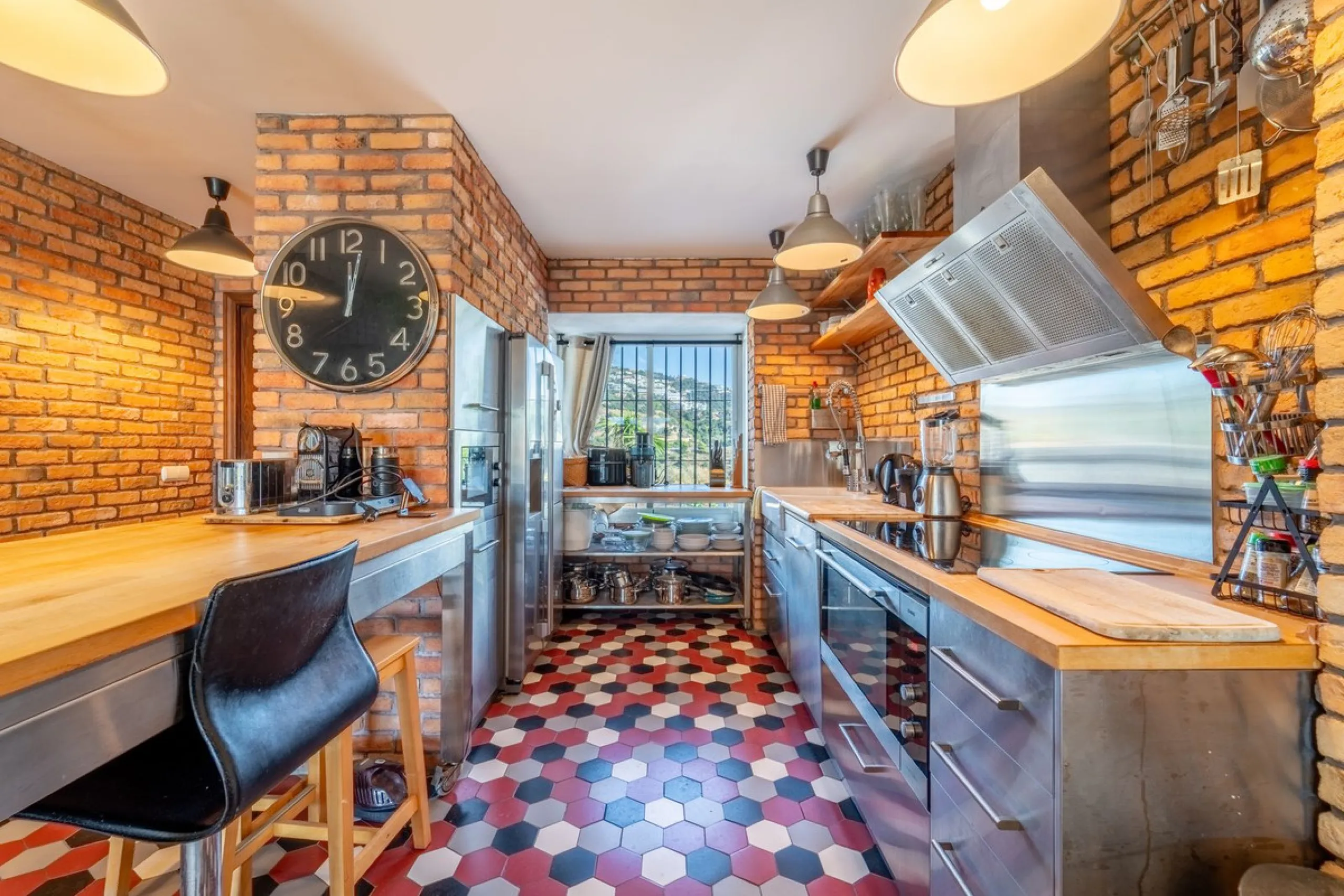 House - Townhouse в продаже в Marbella, Málaga. В доме 3 спален и 3 ванных комнат. Площадь дома 198 м². Площадь участка 9 м²