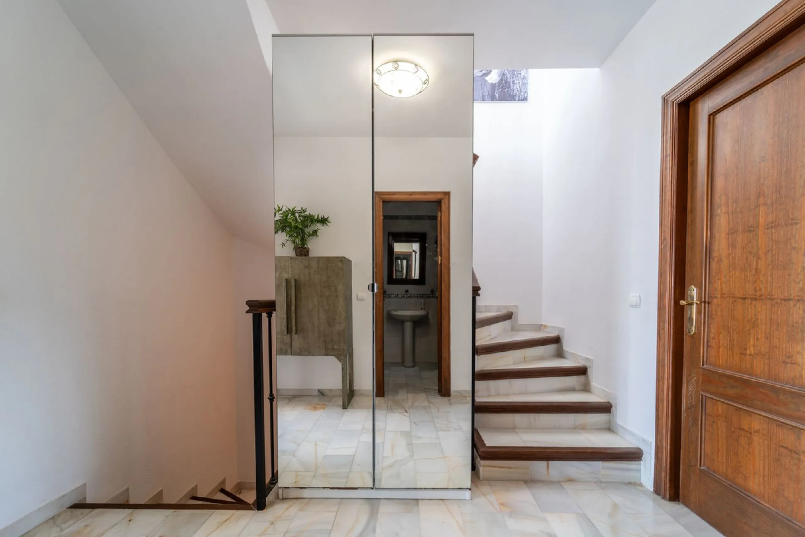 House - Townhouse в продаже в Marbella, Málaga. В доме 3 спален и 3 ванных комнат. Площадь дома 198 м². Площадь участка 9 м²