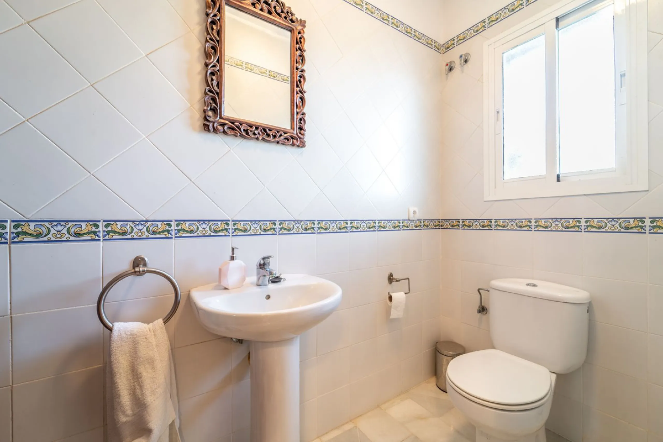 House - Townhouse в продаже в Marbella, Málaga. В доме 3 спален и 3 ванных комнат. Площадь дома 198 м². Площадь участка 9 м²