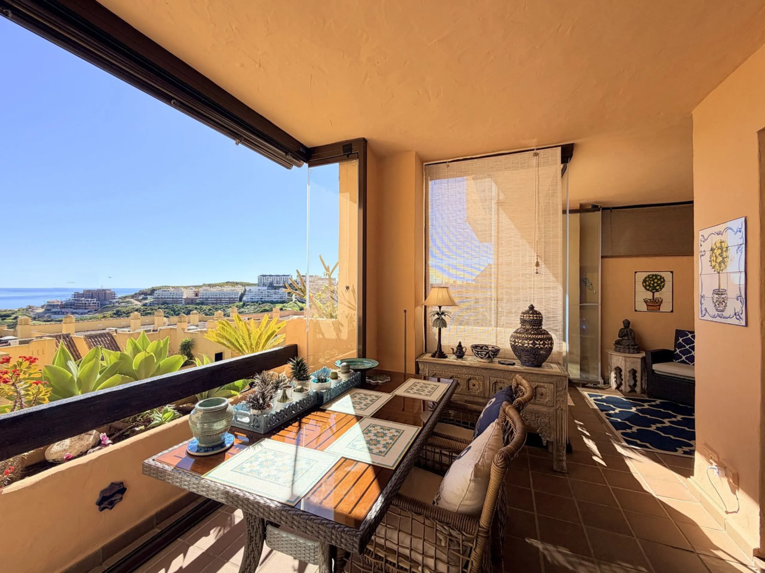 APARTMENT WITH SPACIOUS TERRACE AND STUNNING SEA VIEWS, MANILVA. Discover this magnificent 2-bedroom, 2-bathroom property located in a well-maintained and highly sought-after urbanization in Manilva, ideal both as a permanent residence or an investment. T