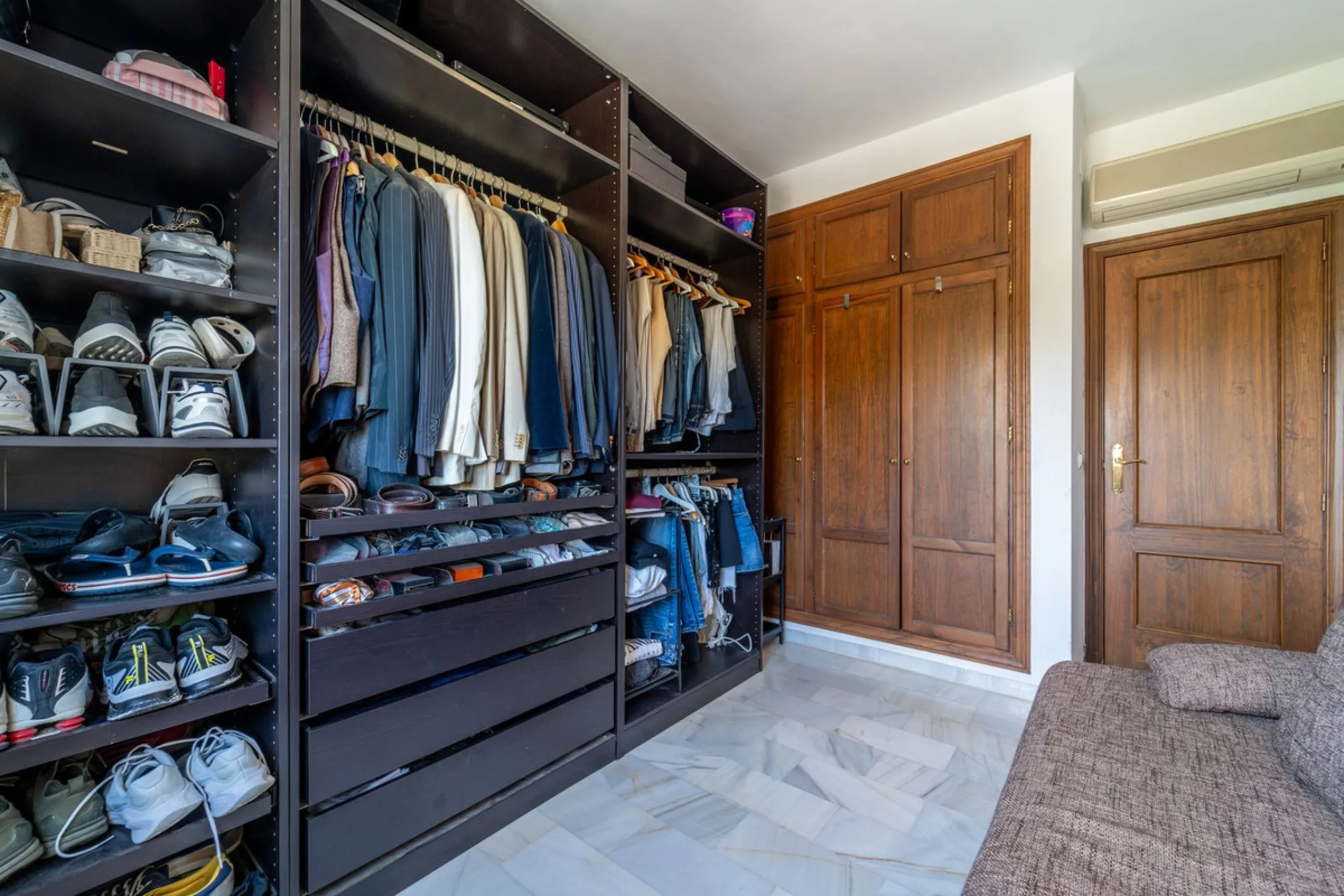 House - Townhouse в продаже в Marbella, Málaga. В доме 3 спален и 3 ванных комнат. Площадь дома 198 м². Площадь участка 9 м²