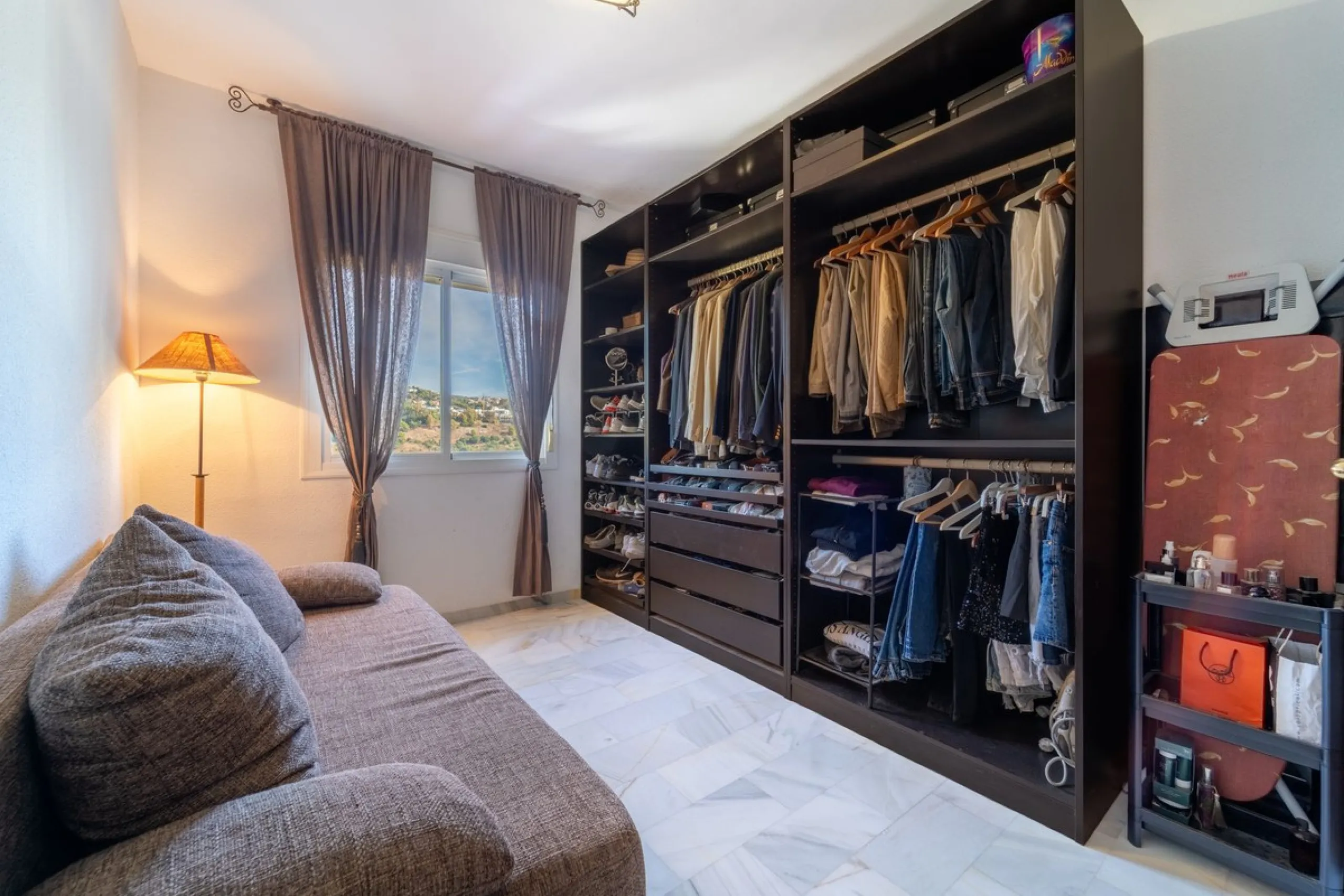 House - Townhouse в продаже в Marbella, Málaga. В доме 3 спален и 3 ванных комнат. Площадь дома 198 м². Площадь участка 9 м²