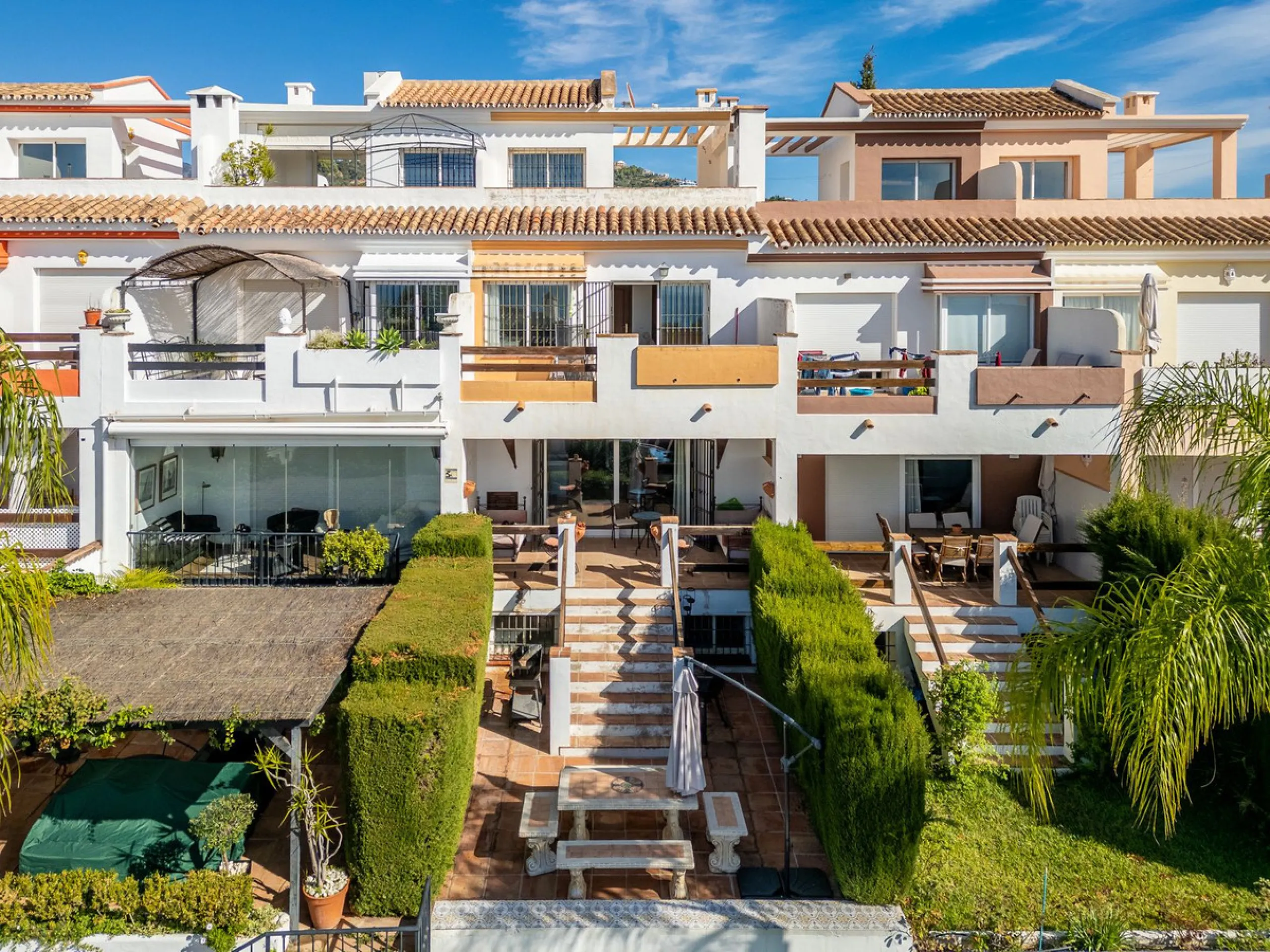 House - Townhouse в продаже в Marbella, Málaga. В доме 3 спален и 3 ванных комнат. Площадь дома 198 м². Площадь участка 9 м²